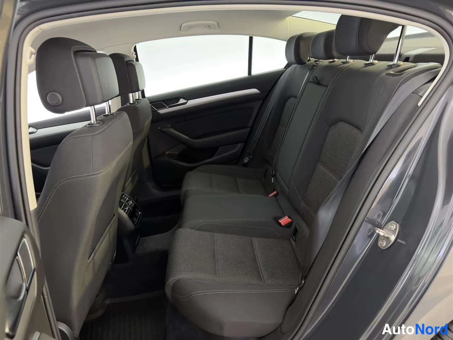 Harmaa Volkswagen Passat 2018, takaistuimet, kuva 18