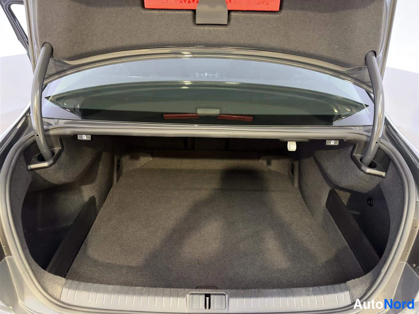 Harmaa Volkswagen Passat 2018, tavaratila, kuva 19