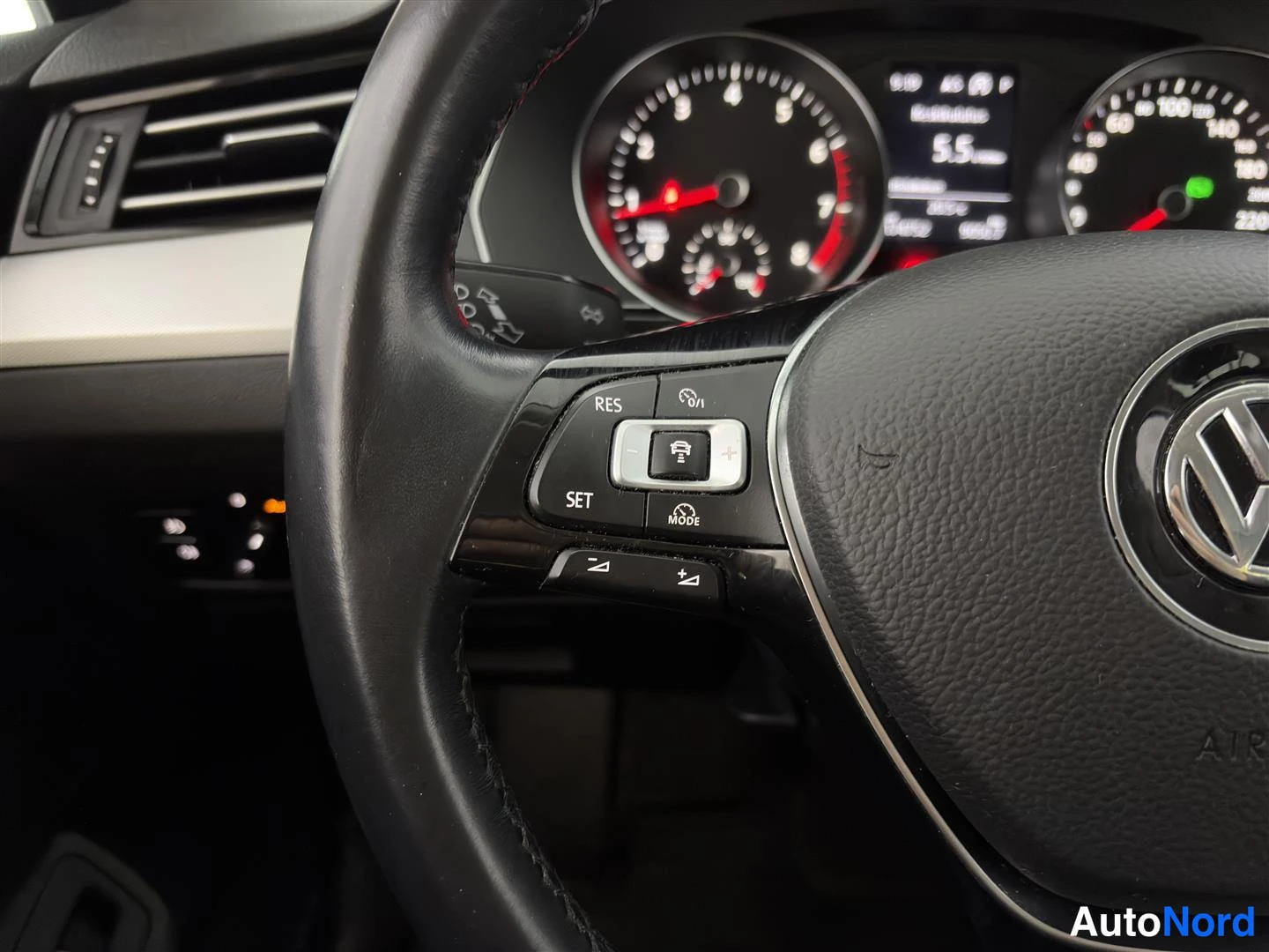 Harmaa Volkswagen Passat 2018, yksityiskohta, kuva 28