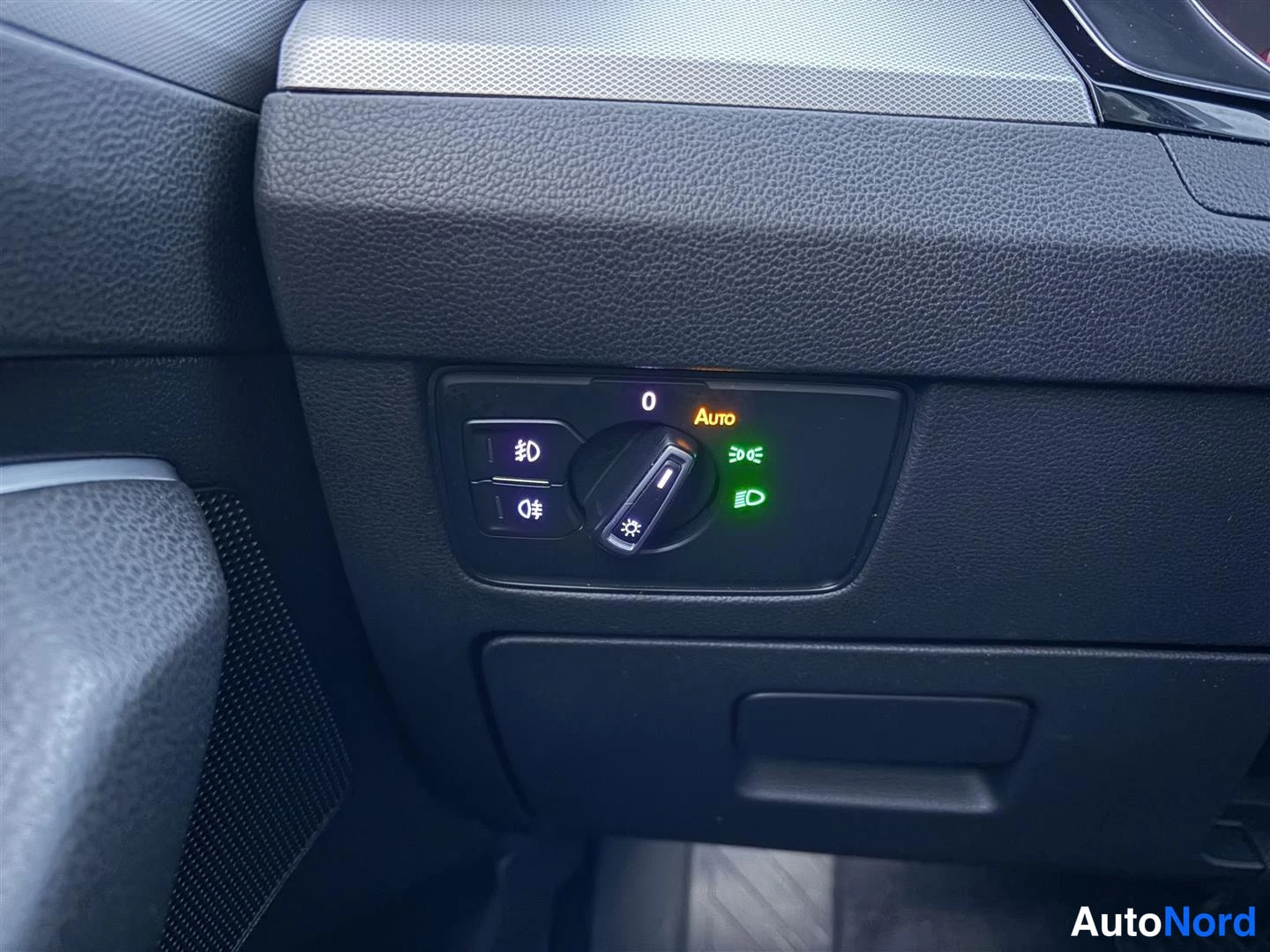 Harmaa Volkswagen Passat 2018, yksityiskohta, kuva 30