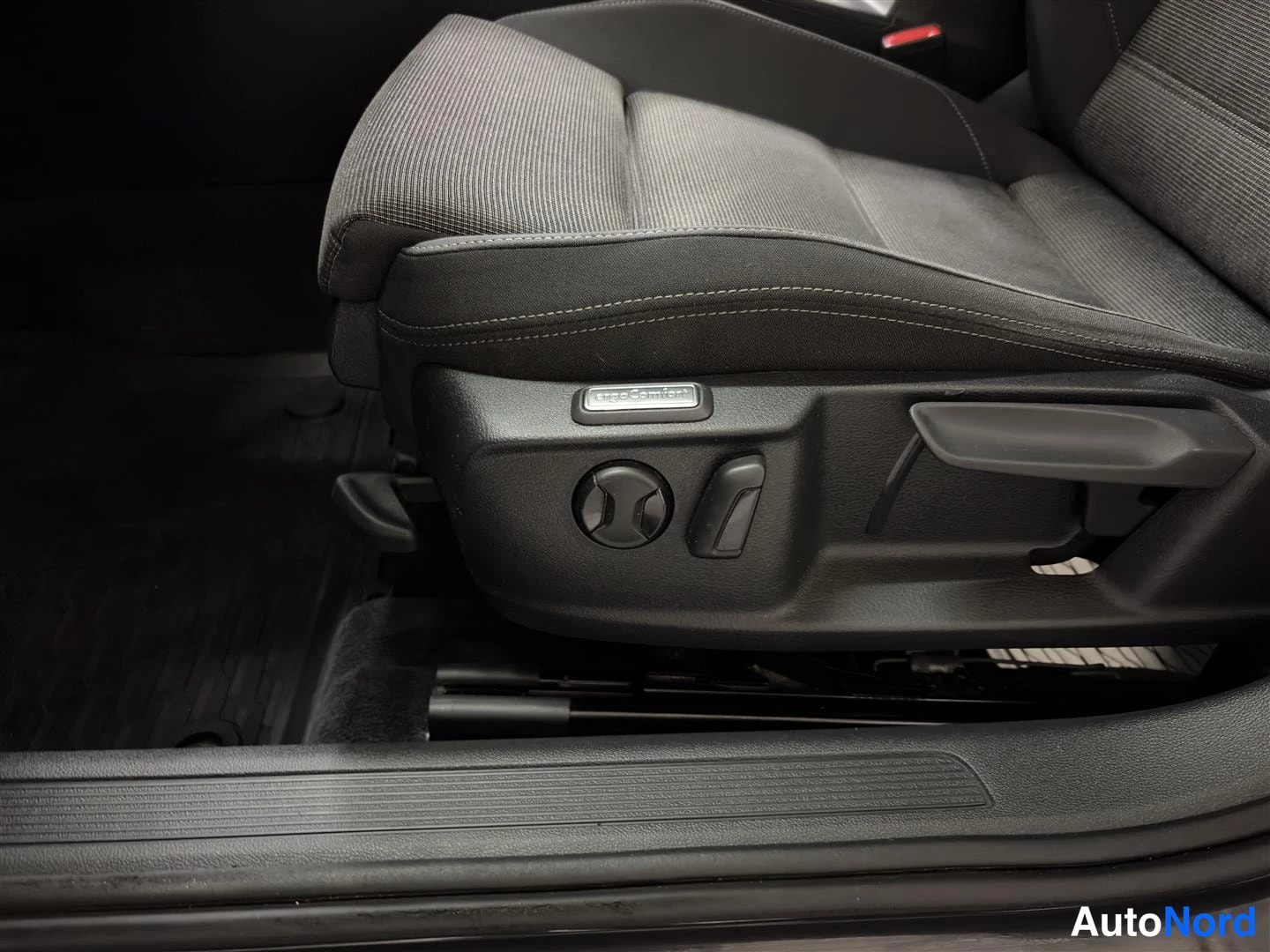 Harmaa Volkswagen Passat 2018, yksityiskohta, kuva 31