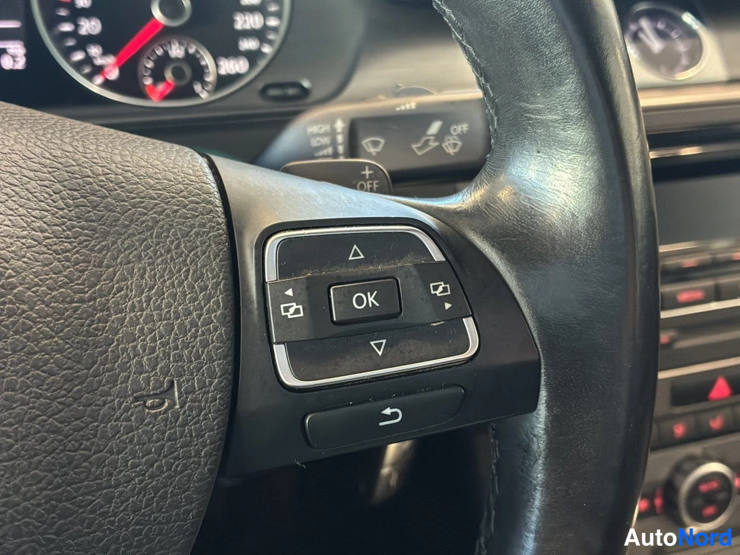 Ruskea Volkswagen Passat 2012, yksityiskohta, kuva 16