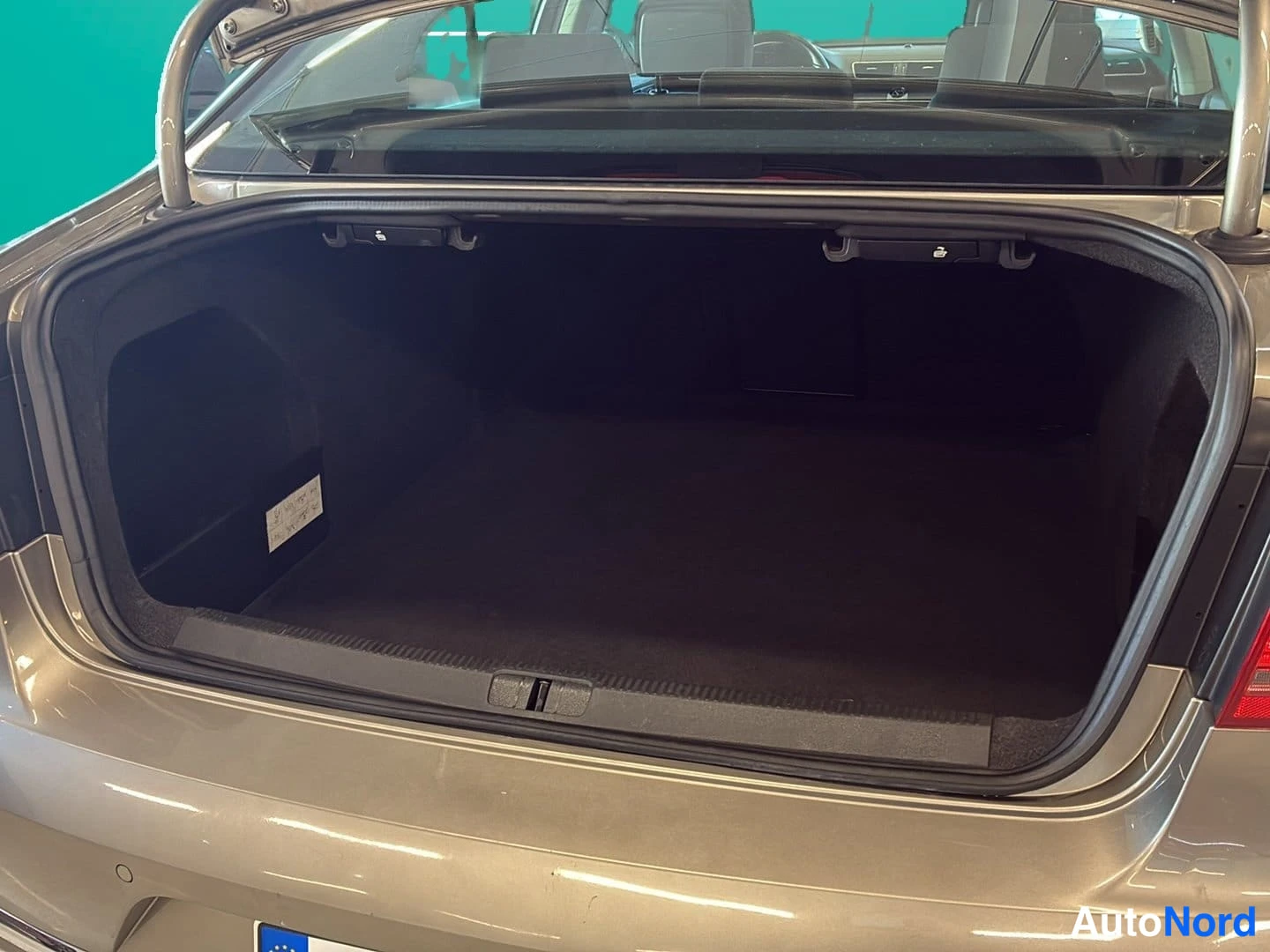 Ruskea Volkswagen Passat 2012, tavaratila, kuva 11