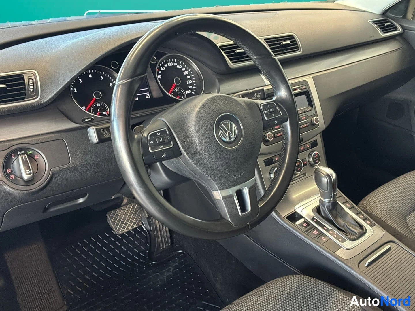 Ruskea Volkswagen Passat 2012, ohjaamo, kuva 6