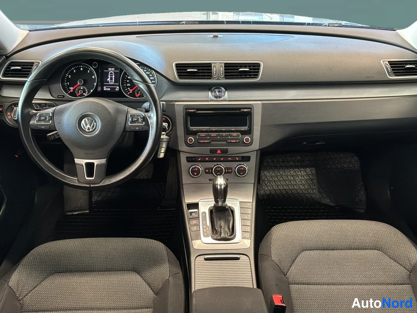 Ruskea Volkswagen Passat 2012, ohjaamo, kuva 8