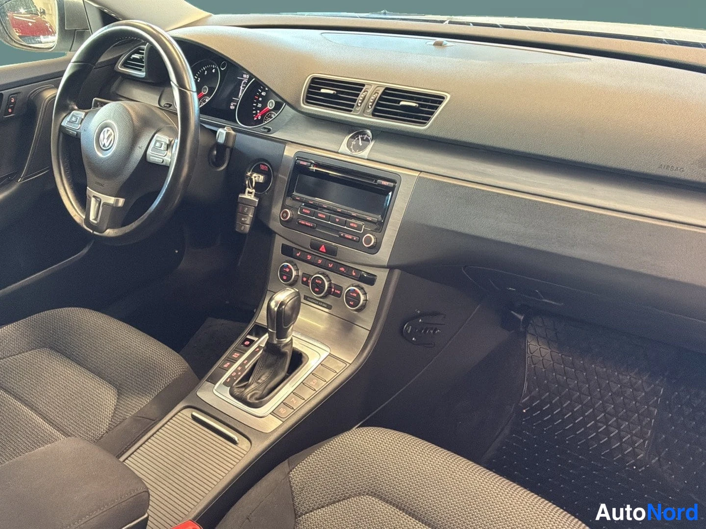 Ruskea Volkswagen Passat 2012, ohjaamo, kuva 9