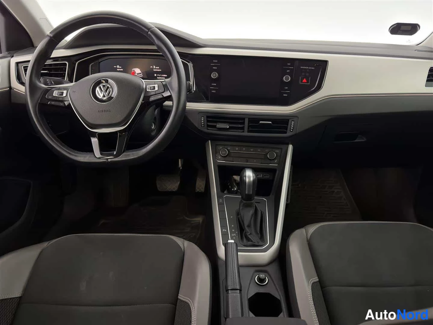 Musta Volkswagen Polo 2020, ohjaamo, kuva 13