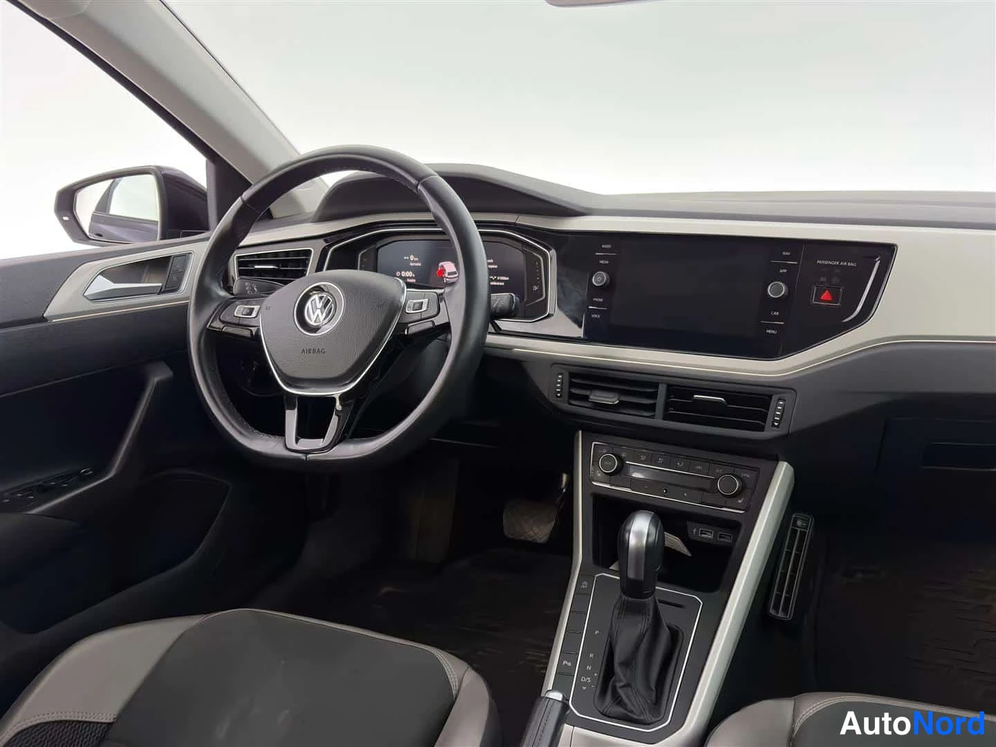 Musta Volkswagen Polo 2020, ohjaamo, kuva 14