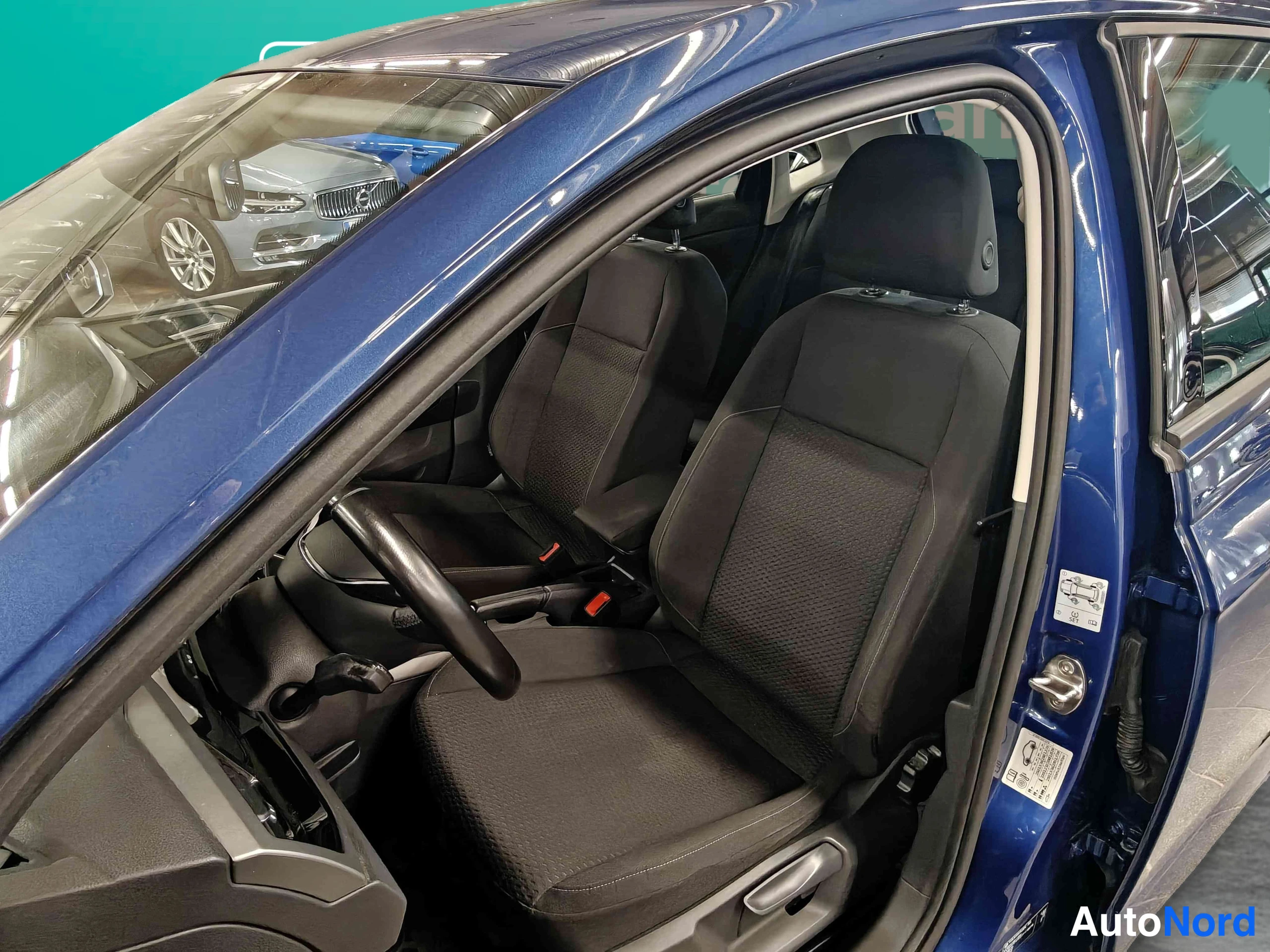 Sininen Volkswagen Polo 2018, etuistuimet, kuva 23