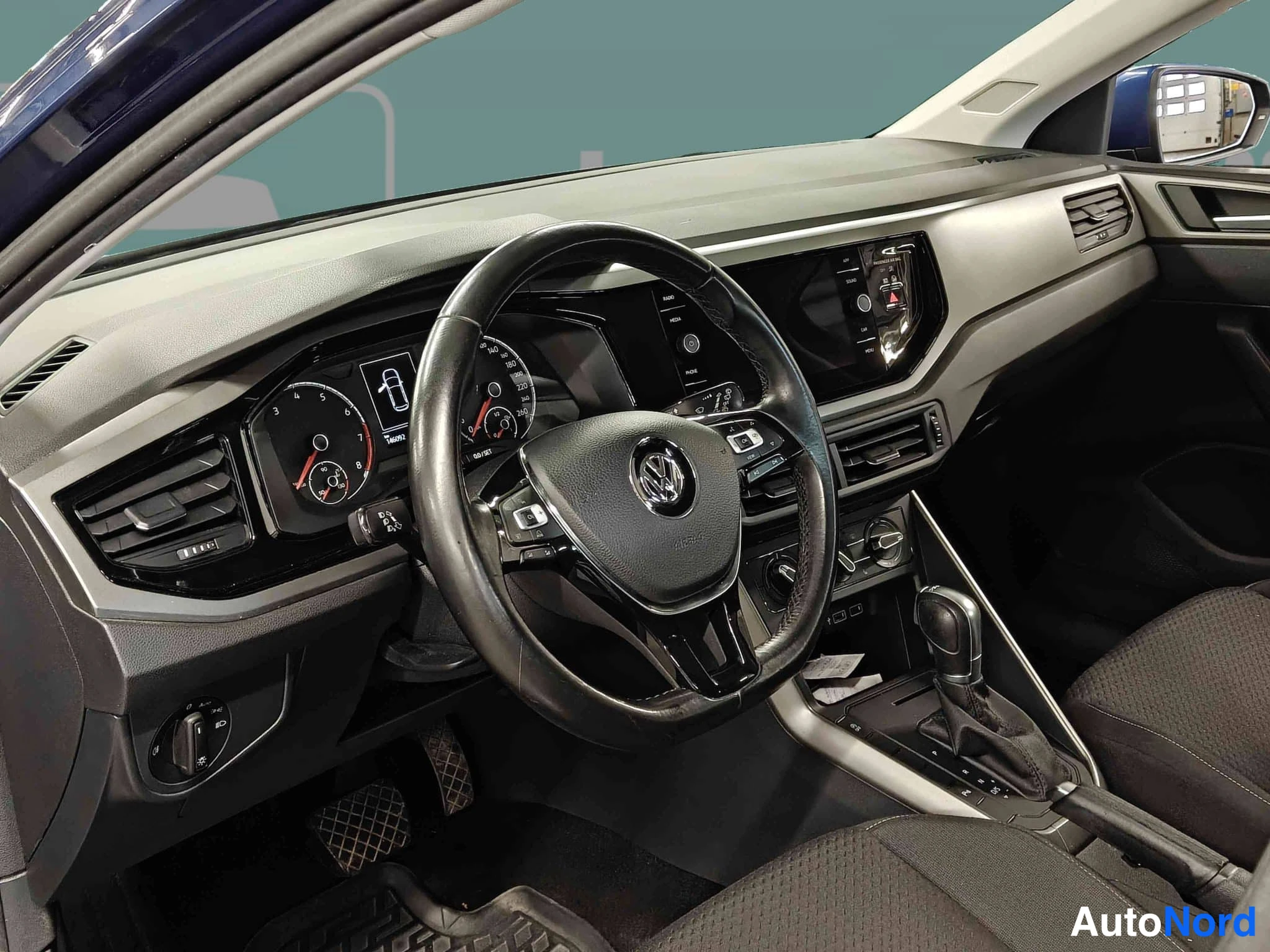 Sininen Volkswagen Polo 2018, ohjaamo, kuva 19
