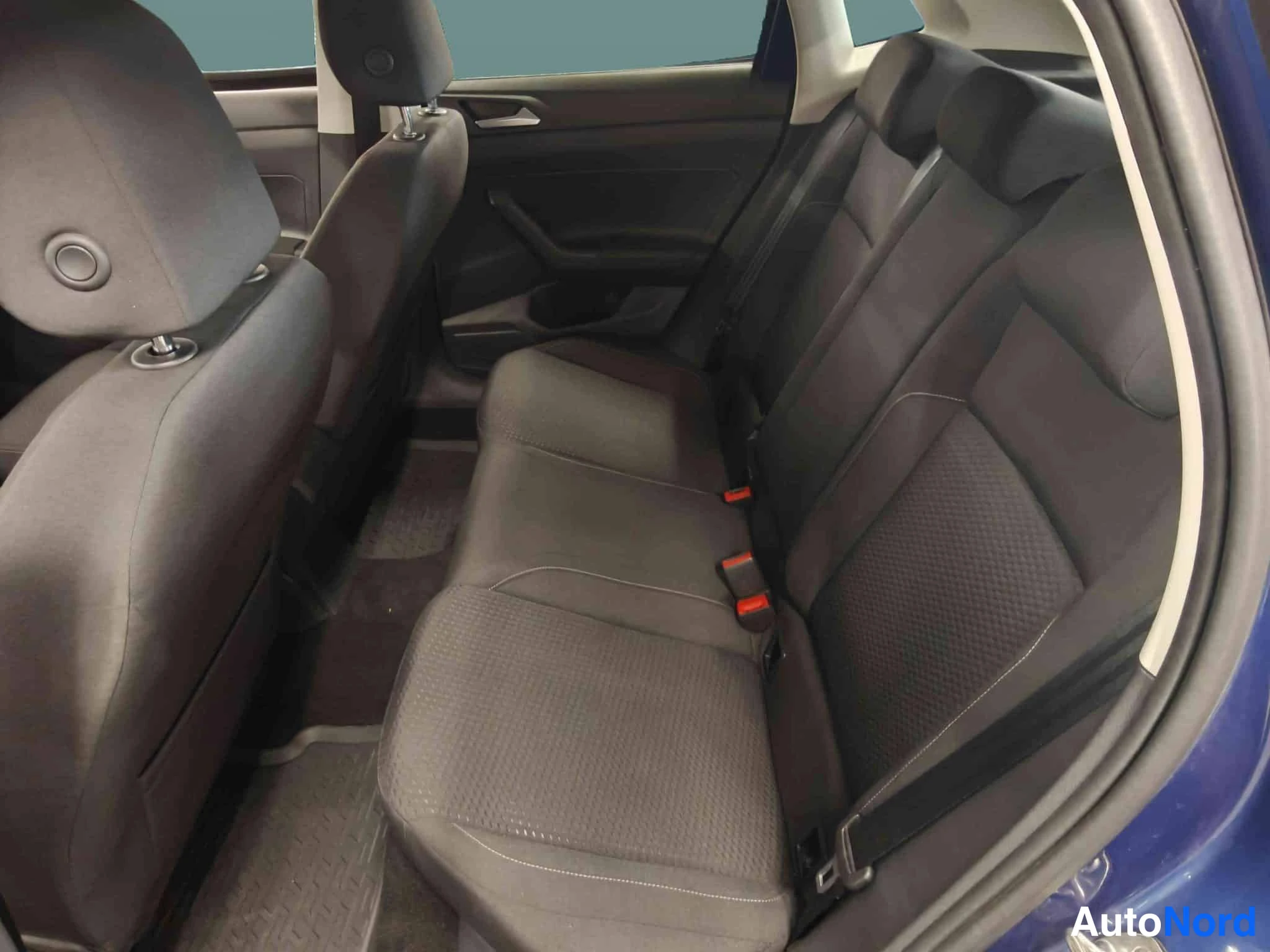 Sininen Volkswagen Polo 2018, takaistuimet, kuva 26