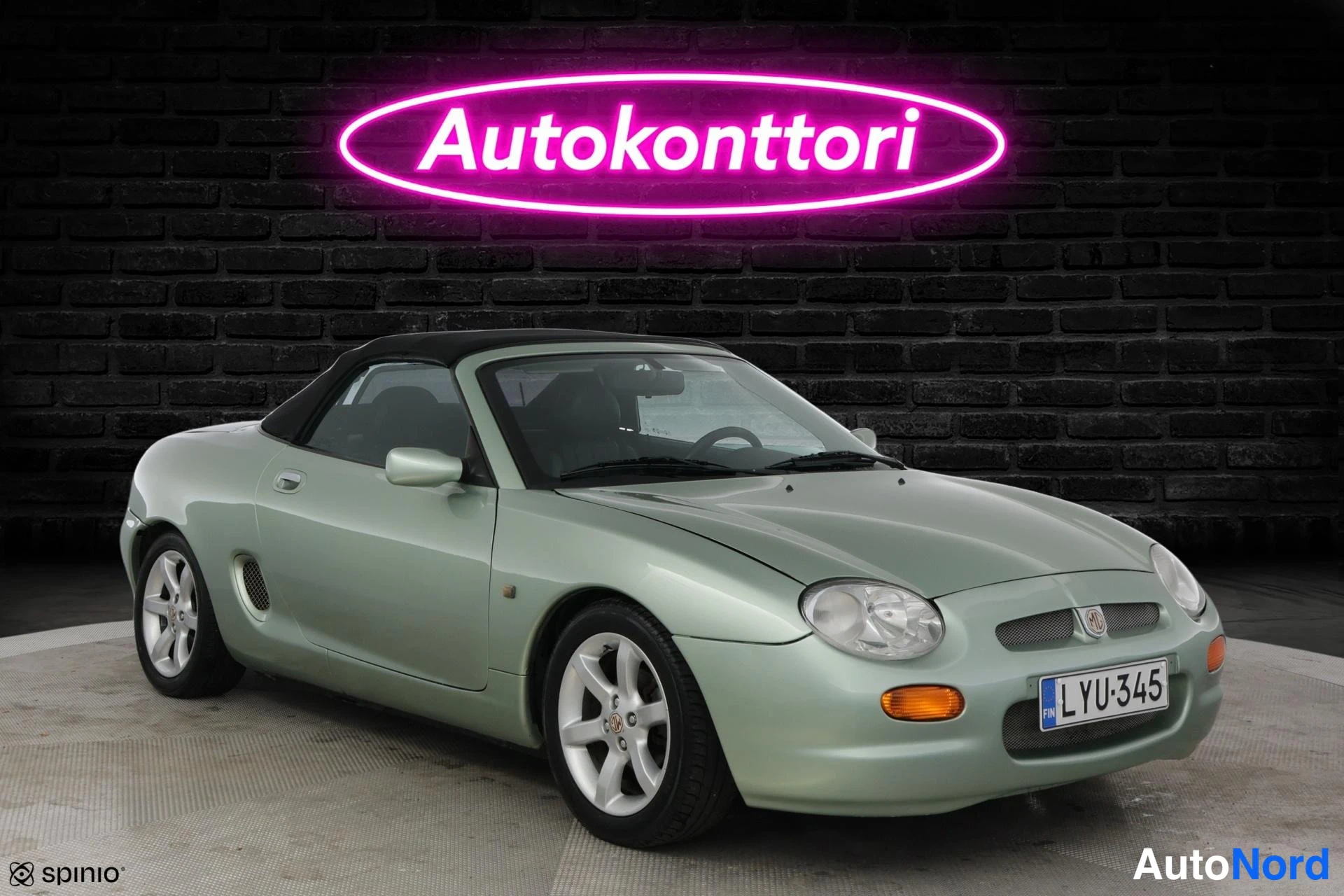 Grön MG F 2001, snett framifrån, fronten åt höger, bild 2