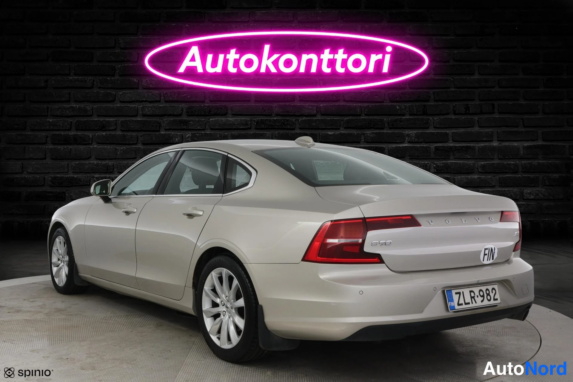 Beige Volvo S90 2017, takaviisto, kuva 4