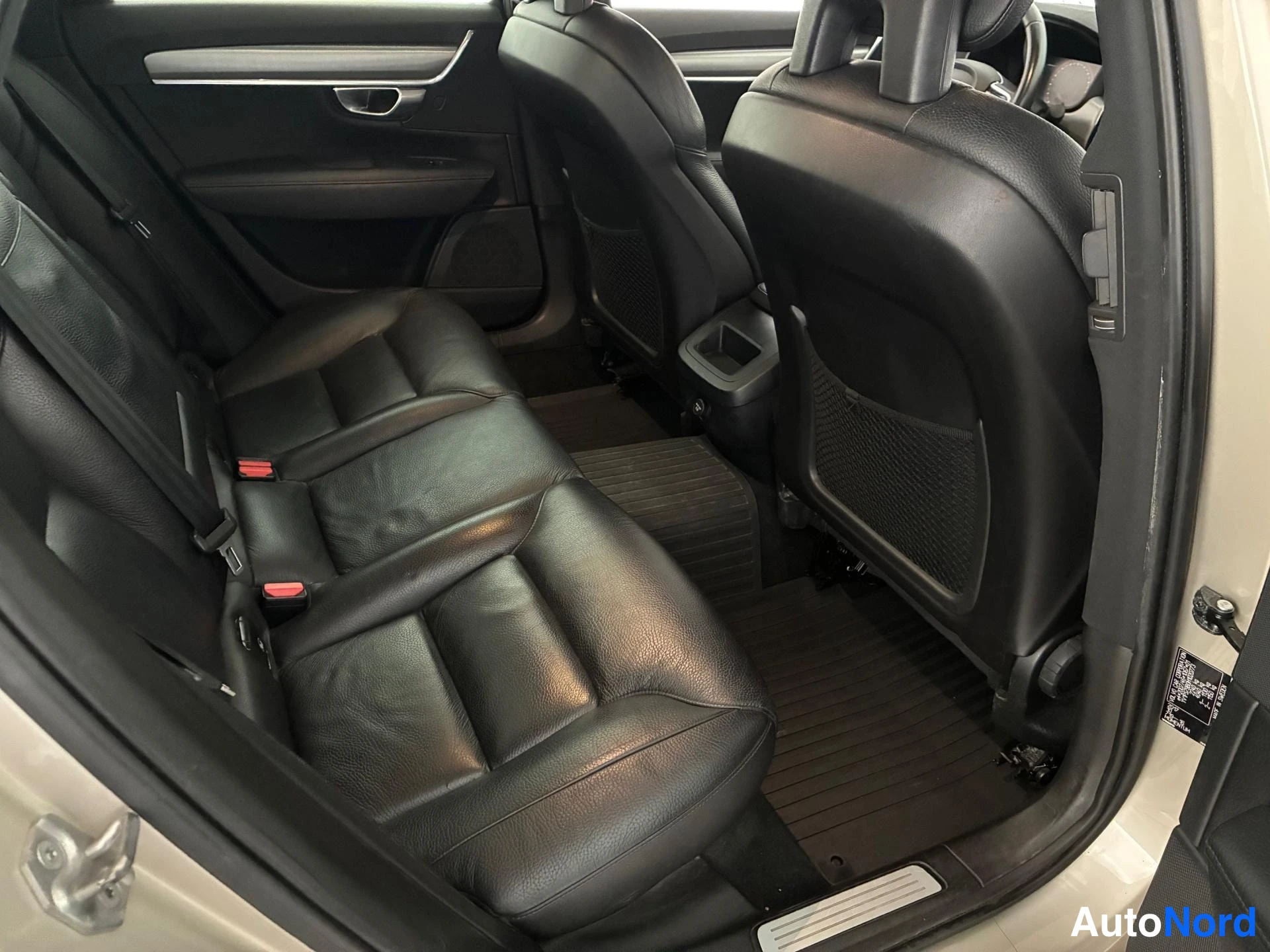 Beige Volvo S90 2017, takaistuimet, kuva 11