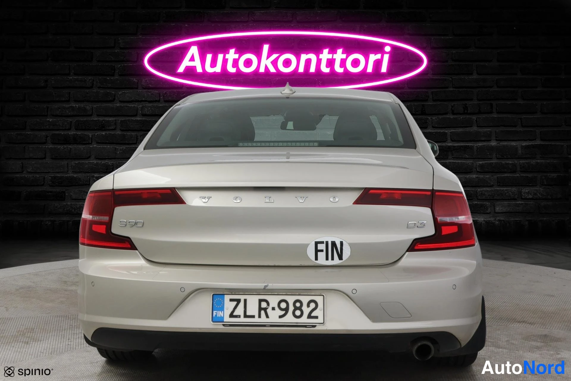 Beige Volvo S90 2017, takaa, kuva 6