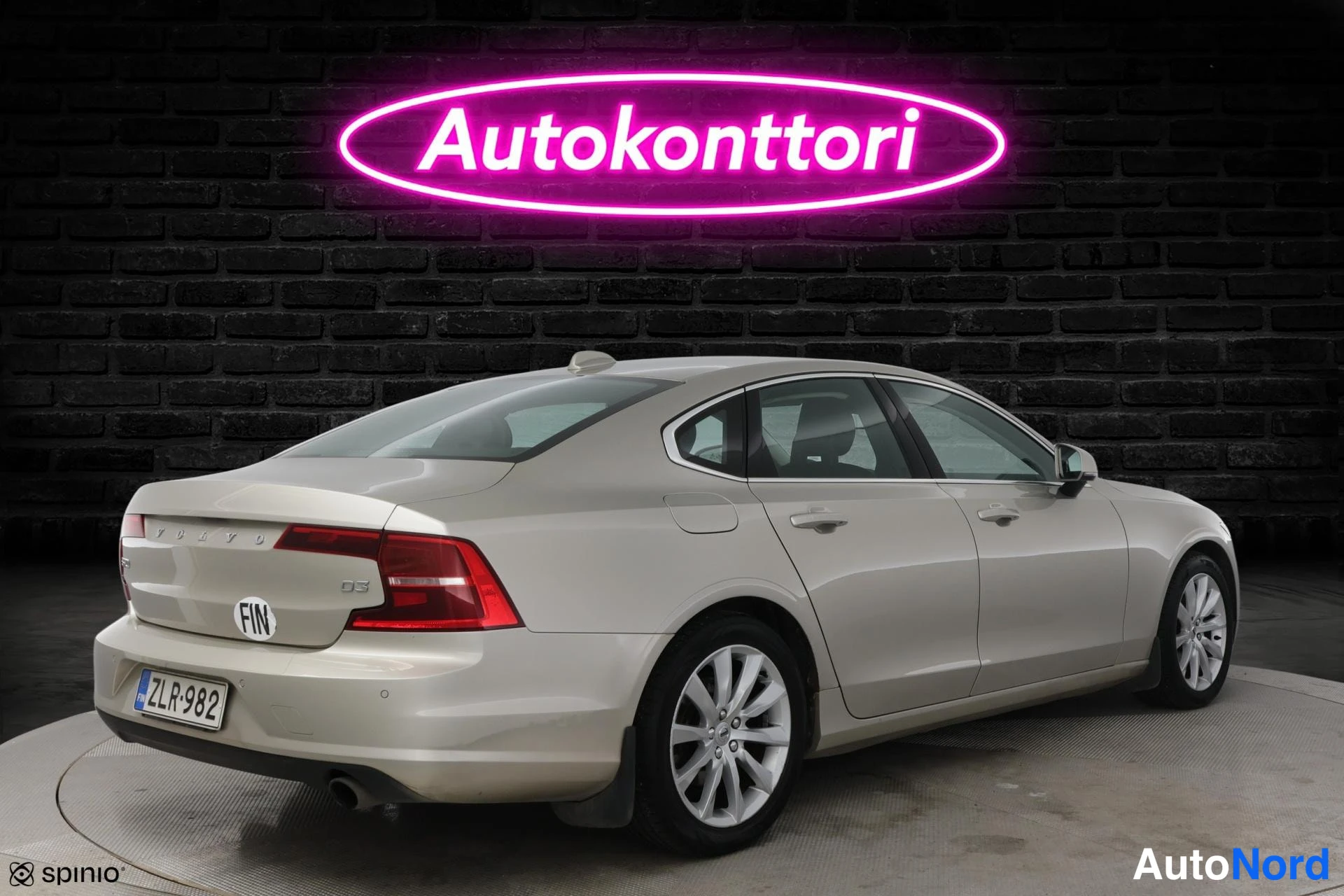 Beige Volvo S90 2017, takaviisto, kuva 5