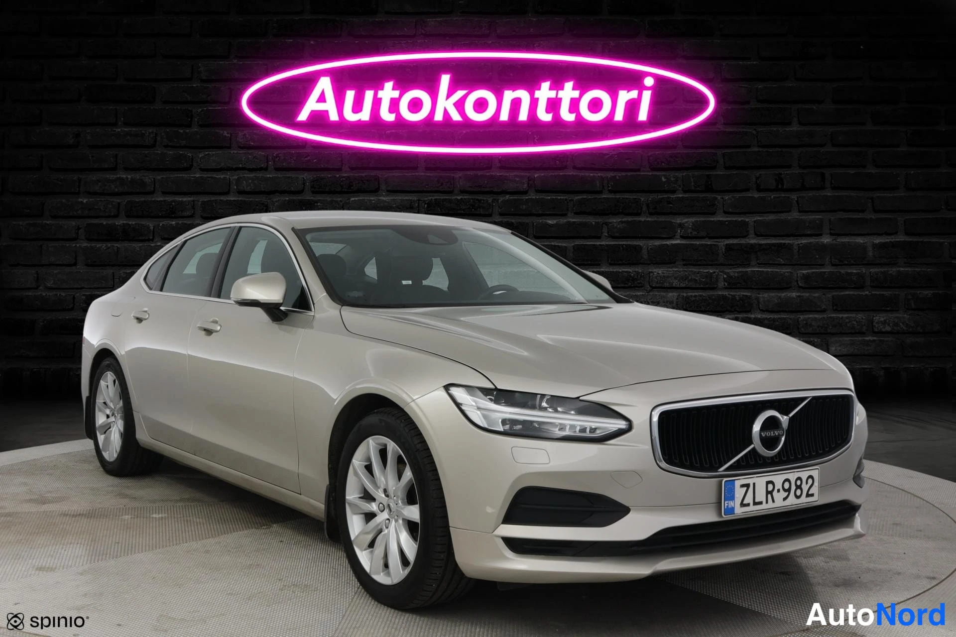 Beige Volvo S90 2017, etuviisto, keula oikealle, kuva 2