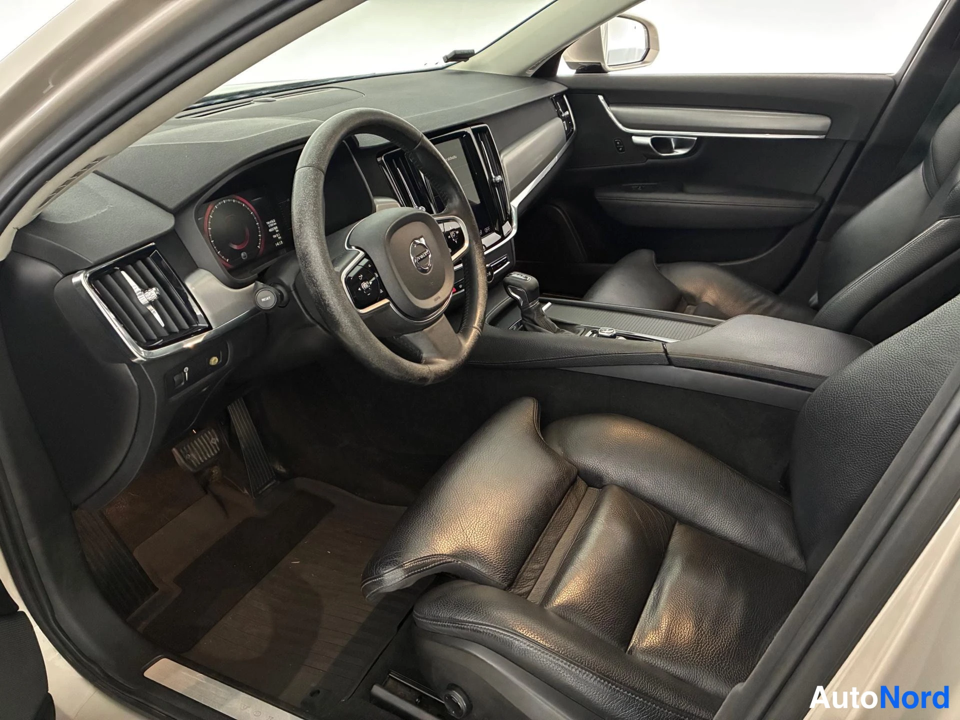Beige Volvo S90 2017, ohjaamo, kuva 8