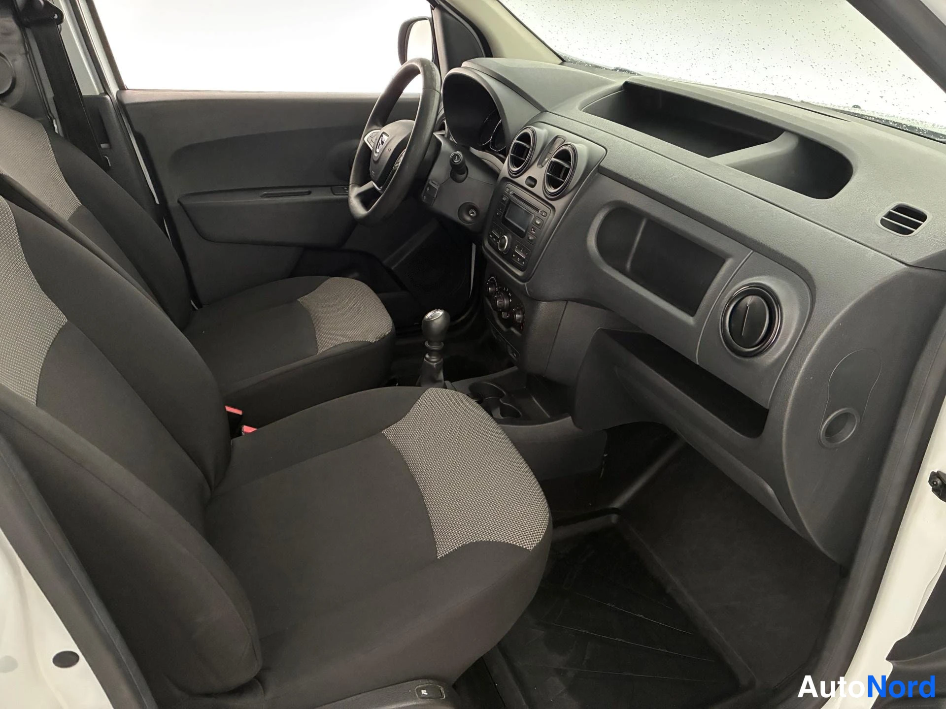 Valkoinen Dacia Dokker 2020, ohjaamo, kuva 8