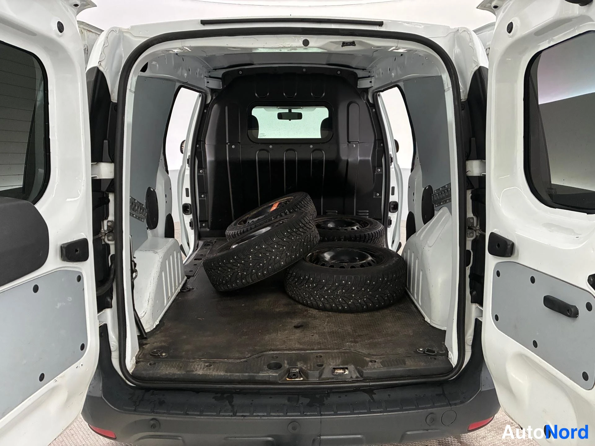 Valkoinen Dacia Dokker 2020, tavaratila, kuva 9
