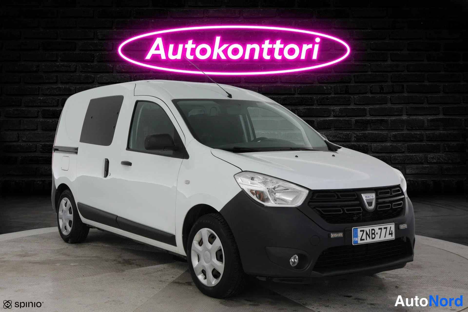 Valkoinen Dacia Dokker 2020, etuviisto, keula oikealle, kuva 2
