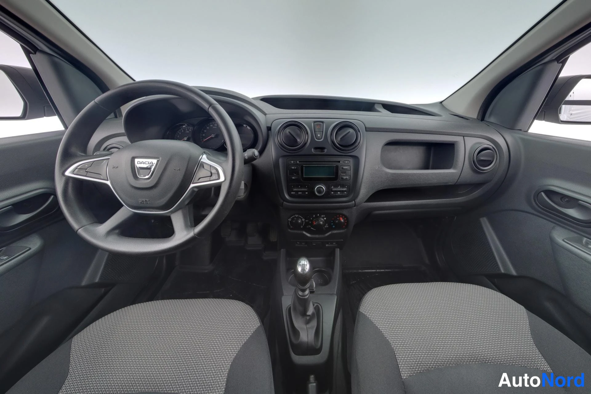Valkoinen Dacia Dokker 2020, ohjaamo, kuva 7