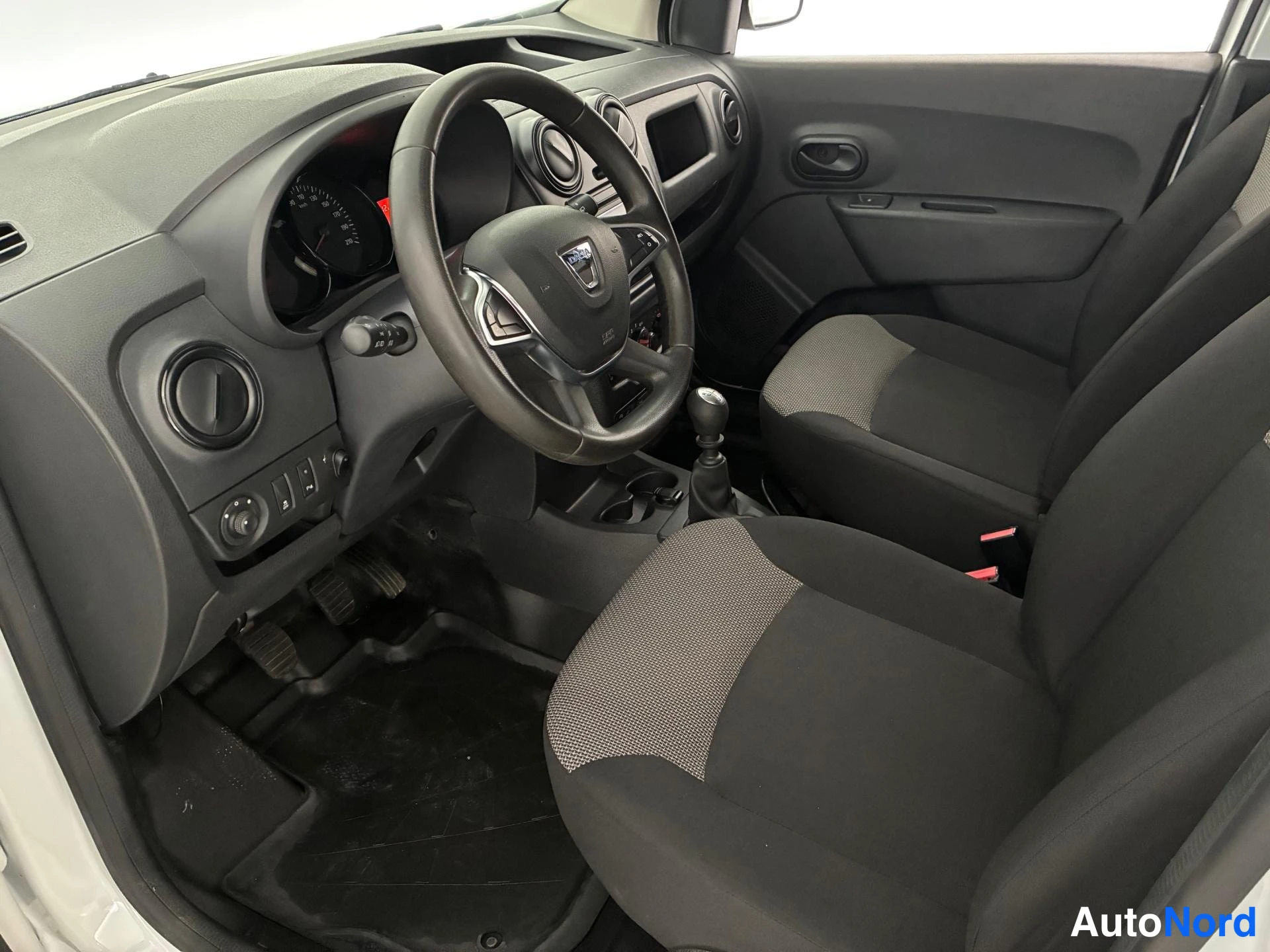 Valkoinen Dacia Dokker 2020, etuistuimet, kuva 9