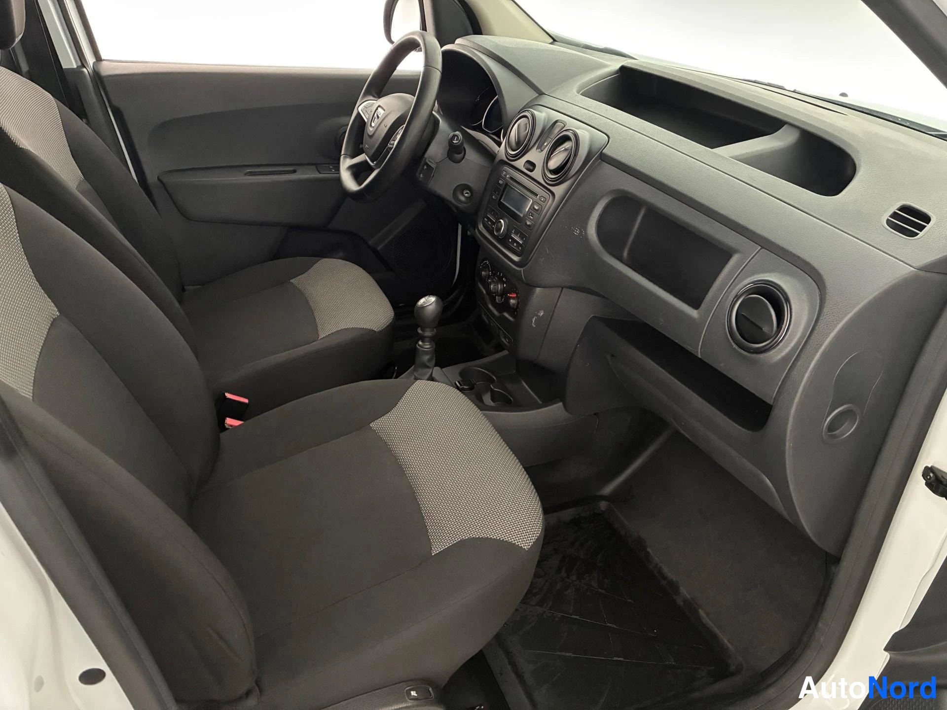 Valkoinen Dacia Dokker 2020, ohjaamo, kuva 8