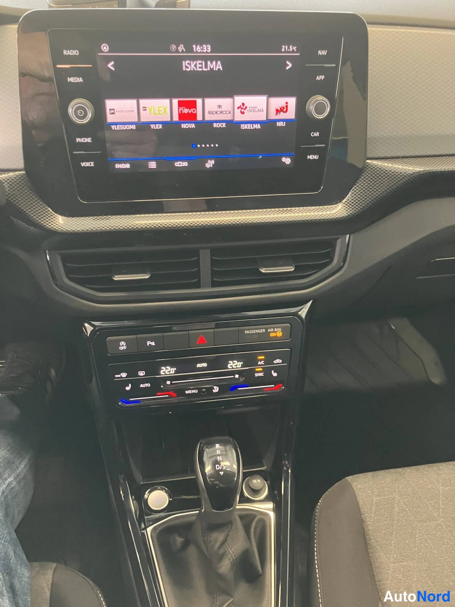 Harmaa Volkswagen T-Cross 2025, ohjaamo, kuva 11