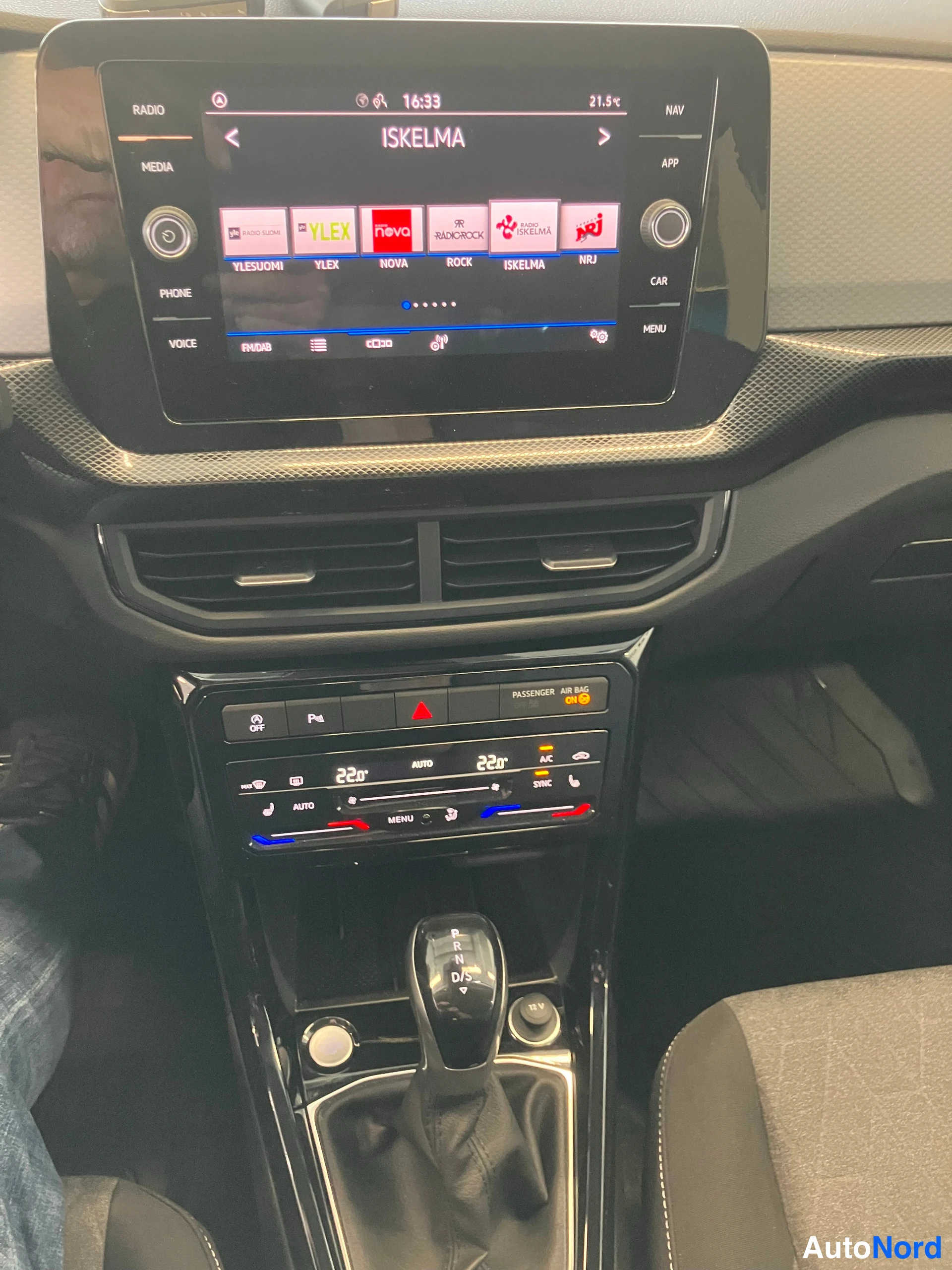 Harmaa Volkswagen T-Cross 2025, ohjaamo, kuva 12