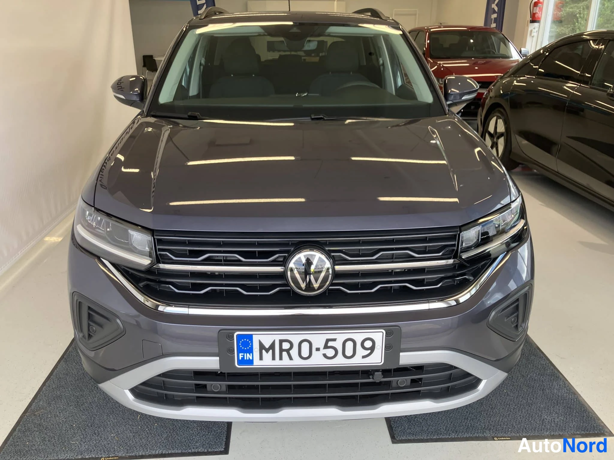 Harmaa Volkswagen T-Cross 2025, edestä, kuva 3