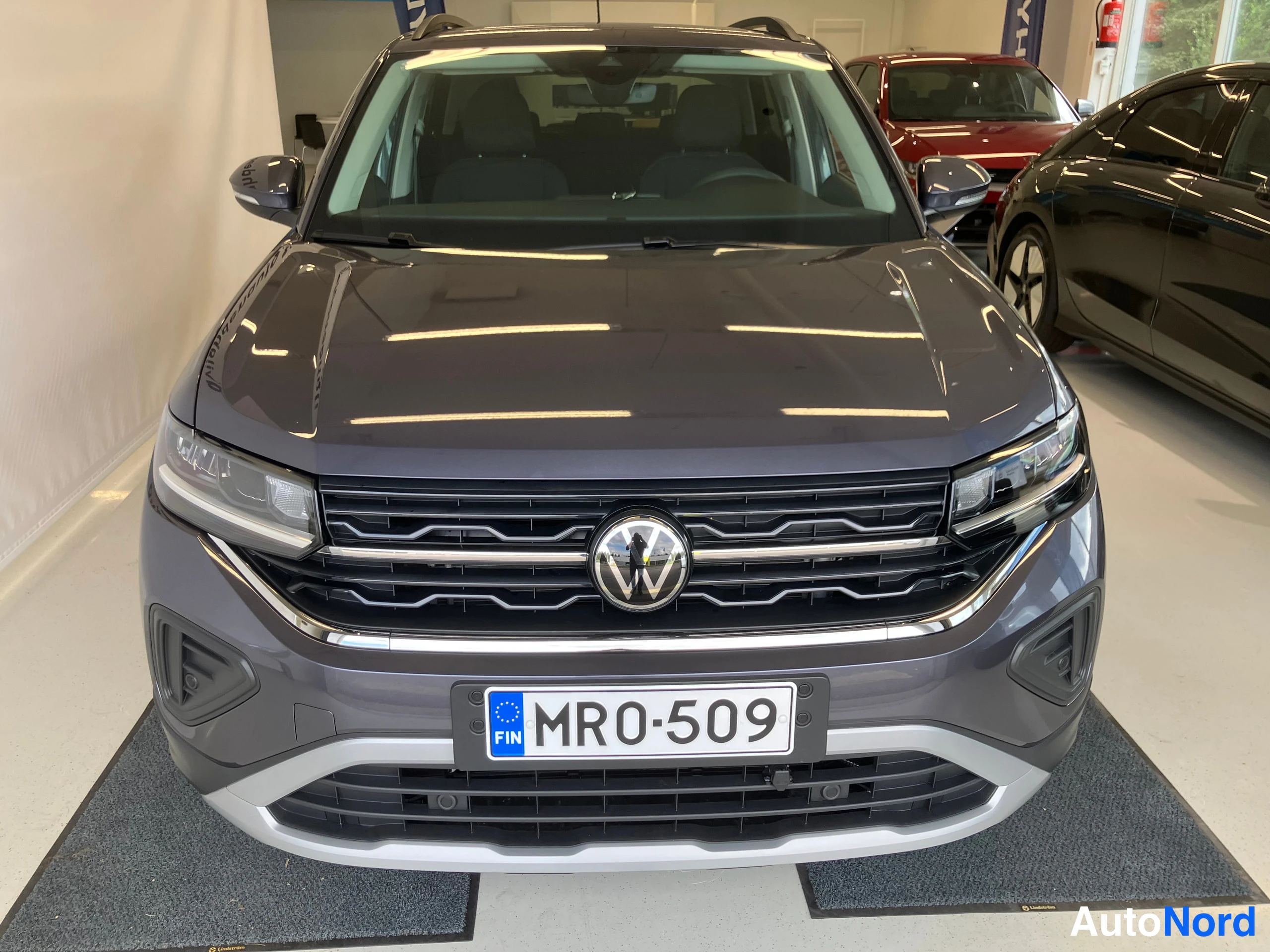 Harmaa Volkswagen T-Cross 2025, edestä, kuva 4