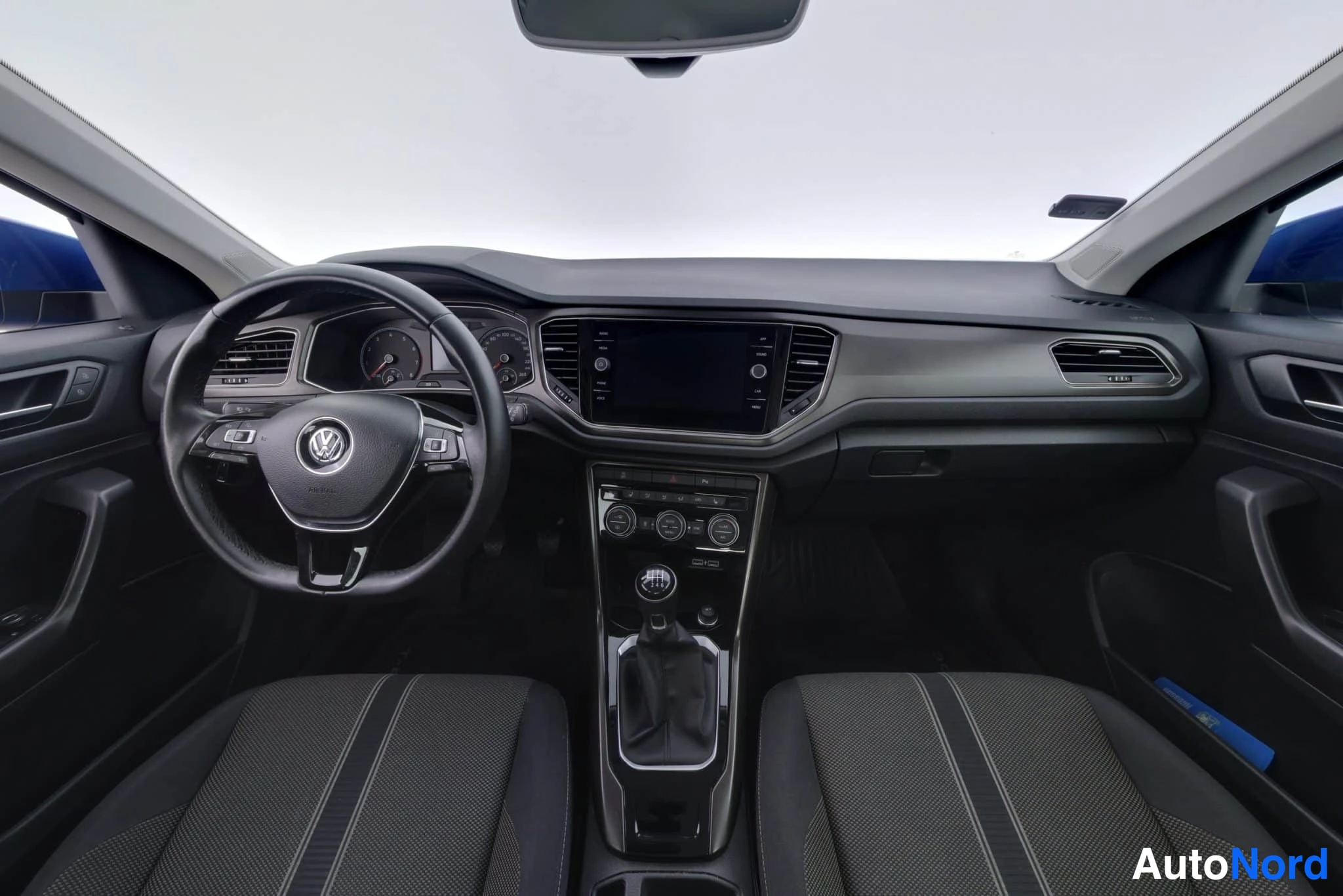 Sininen Volkswagen T-Roc 2019, ohjaamo, kuva 13