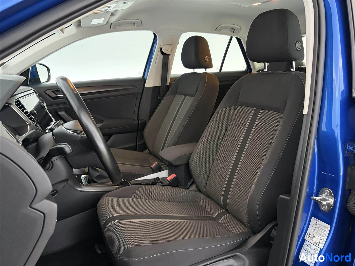 Sininen Volkswagen T-Roc 2019, etuistuimet, kuva 21