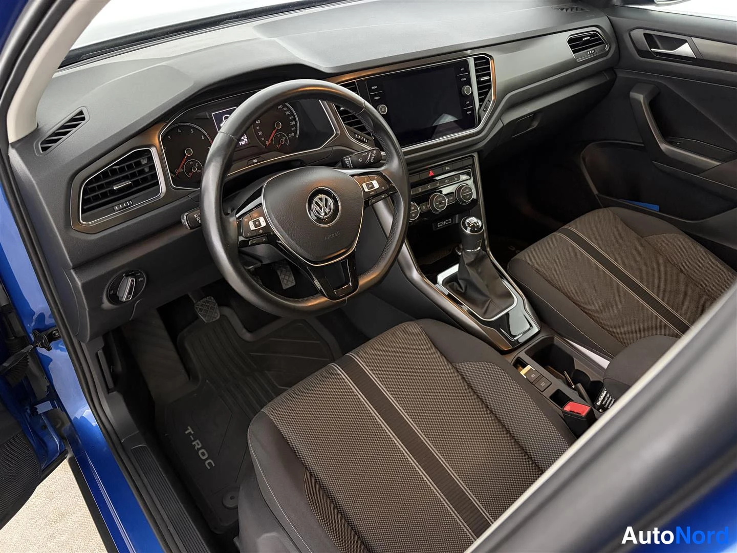 Sininen Volkswagen T-Roc 2019, ohjaamo, kuva 17
