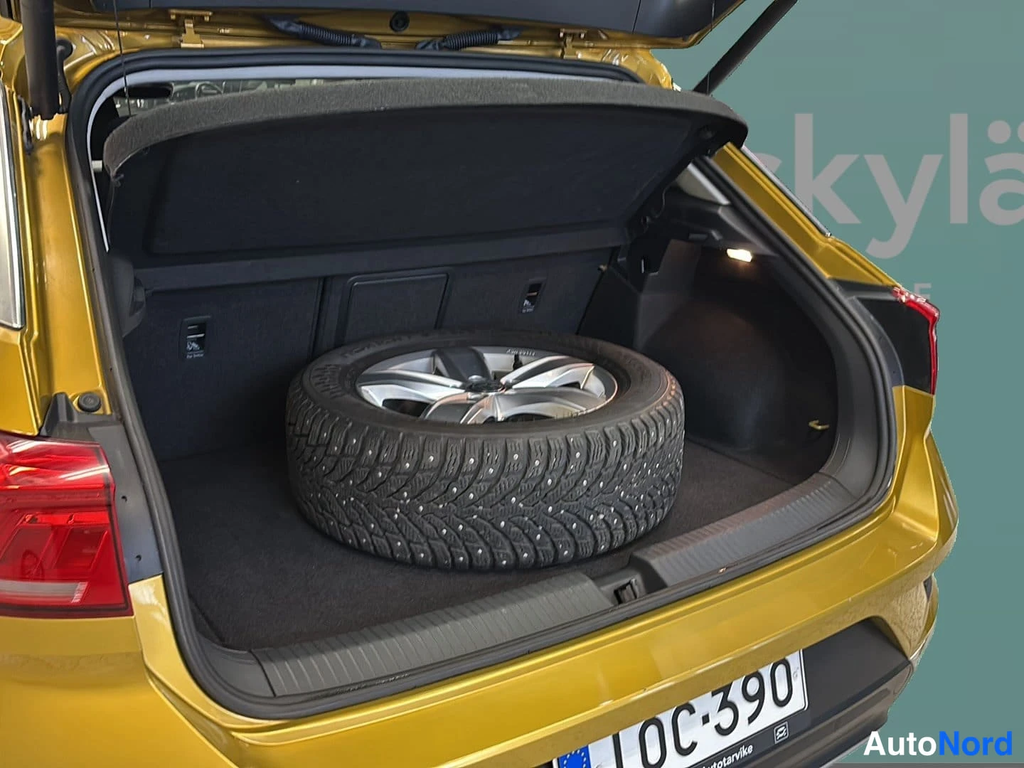 Keltainen Volkswagen T-Roc 2018, takaa, kuva 6