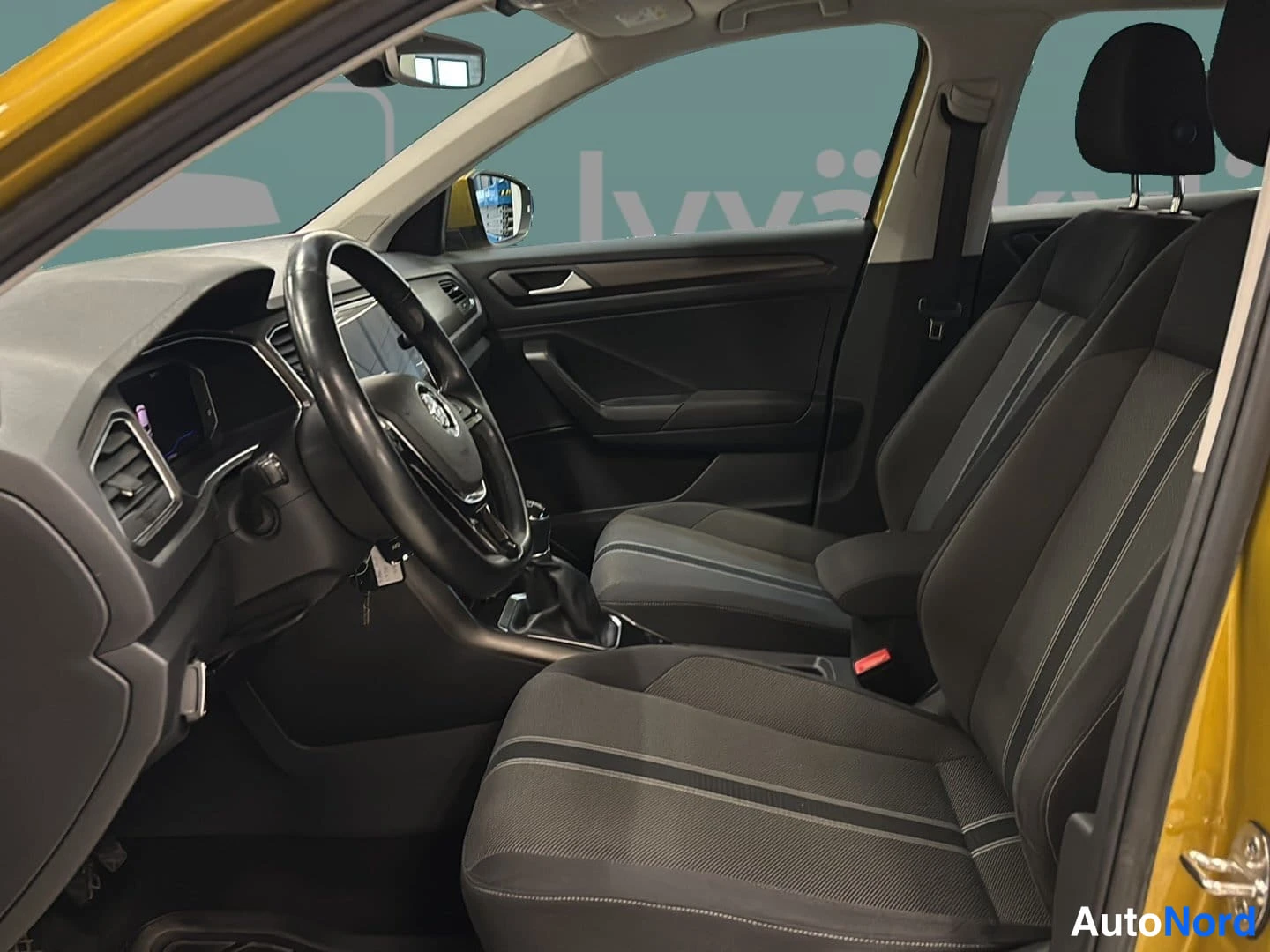 Keltainen Volkswagen T-Roc 2018, ohjaamo, kuva 7