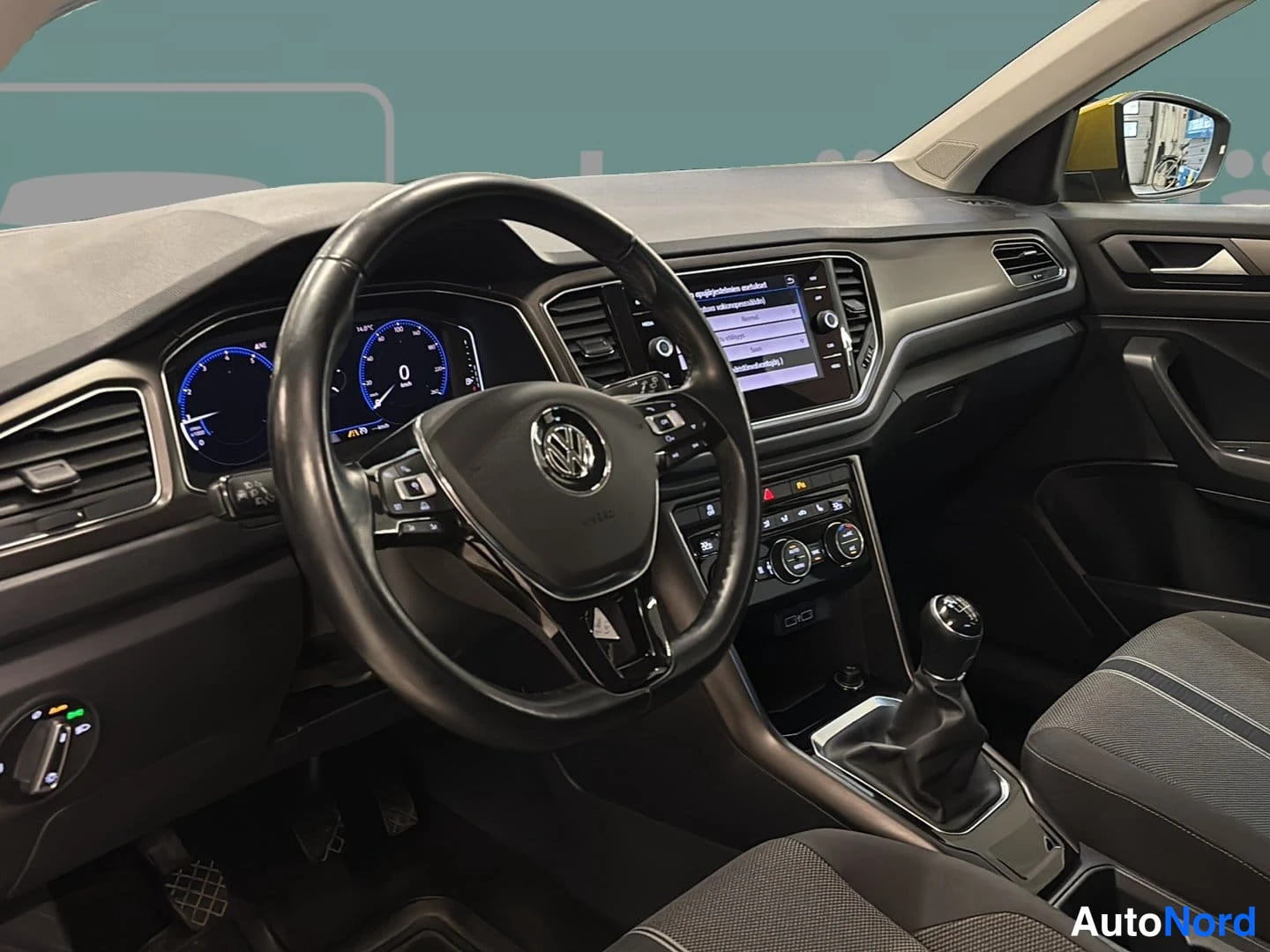 Keltainen Volkswagen T-Roc 2018, ohjaamo, kuva 8