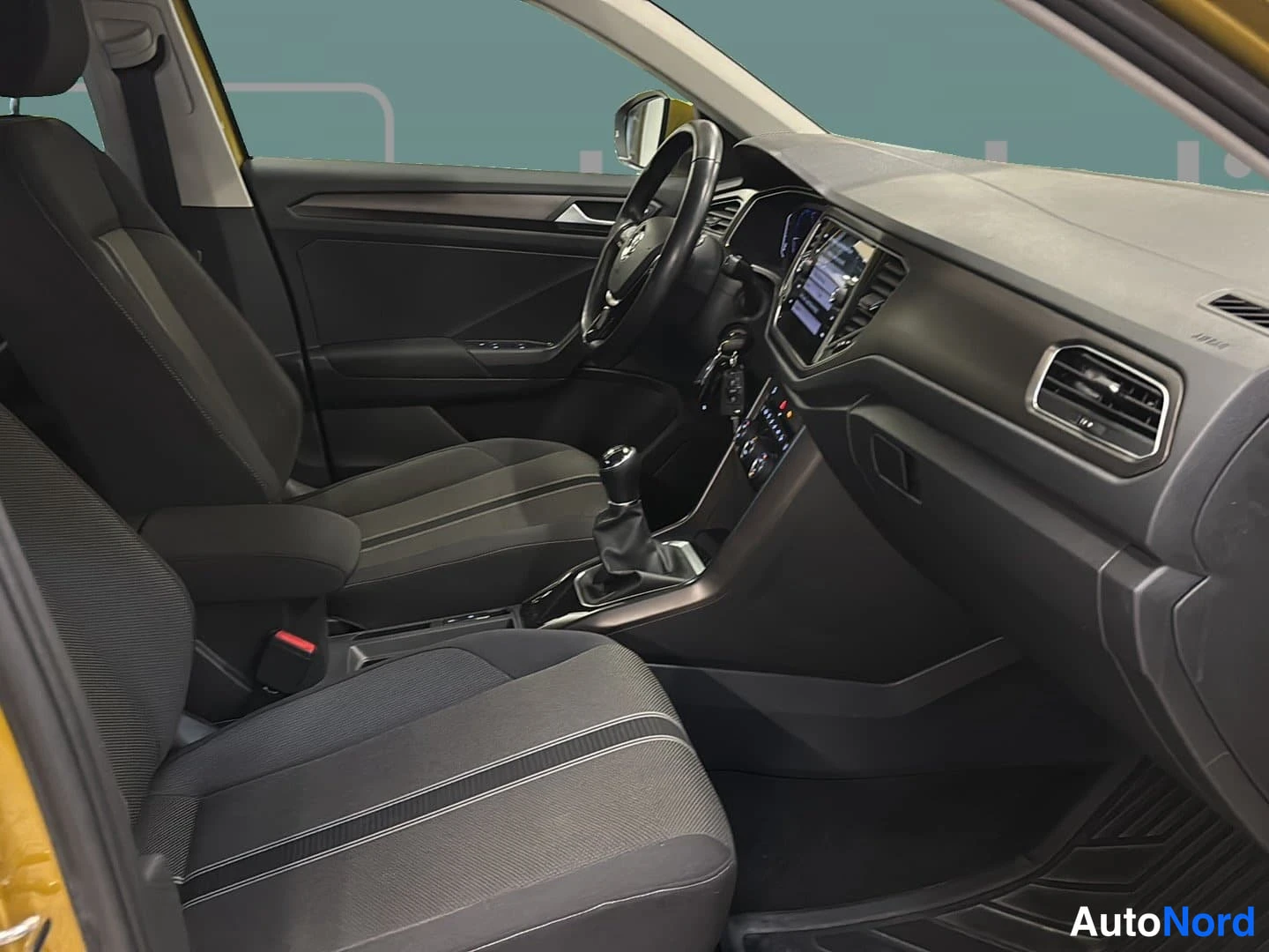 Keltainen Volkswagen T-Roc 2018, ohjaamo, kuva 10