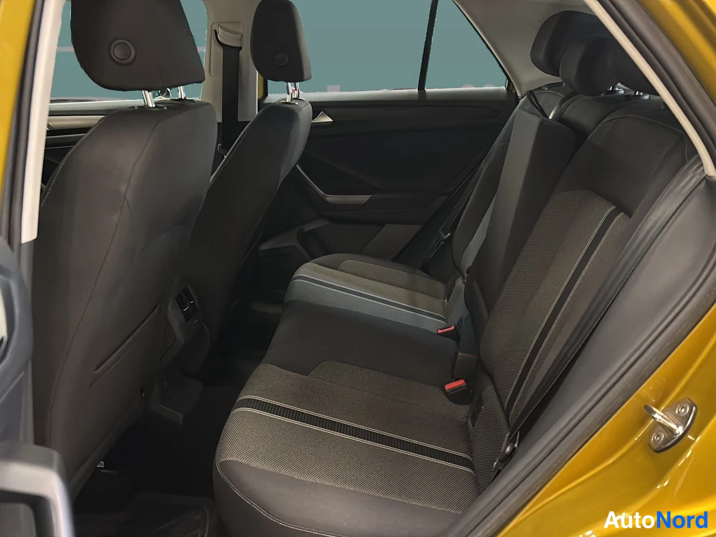 Keltainen Volkswagen T-Roc 2018, takaistuimet, kuva 11