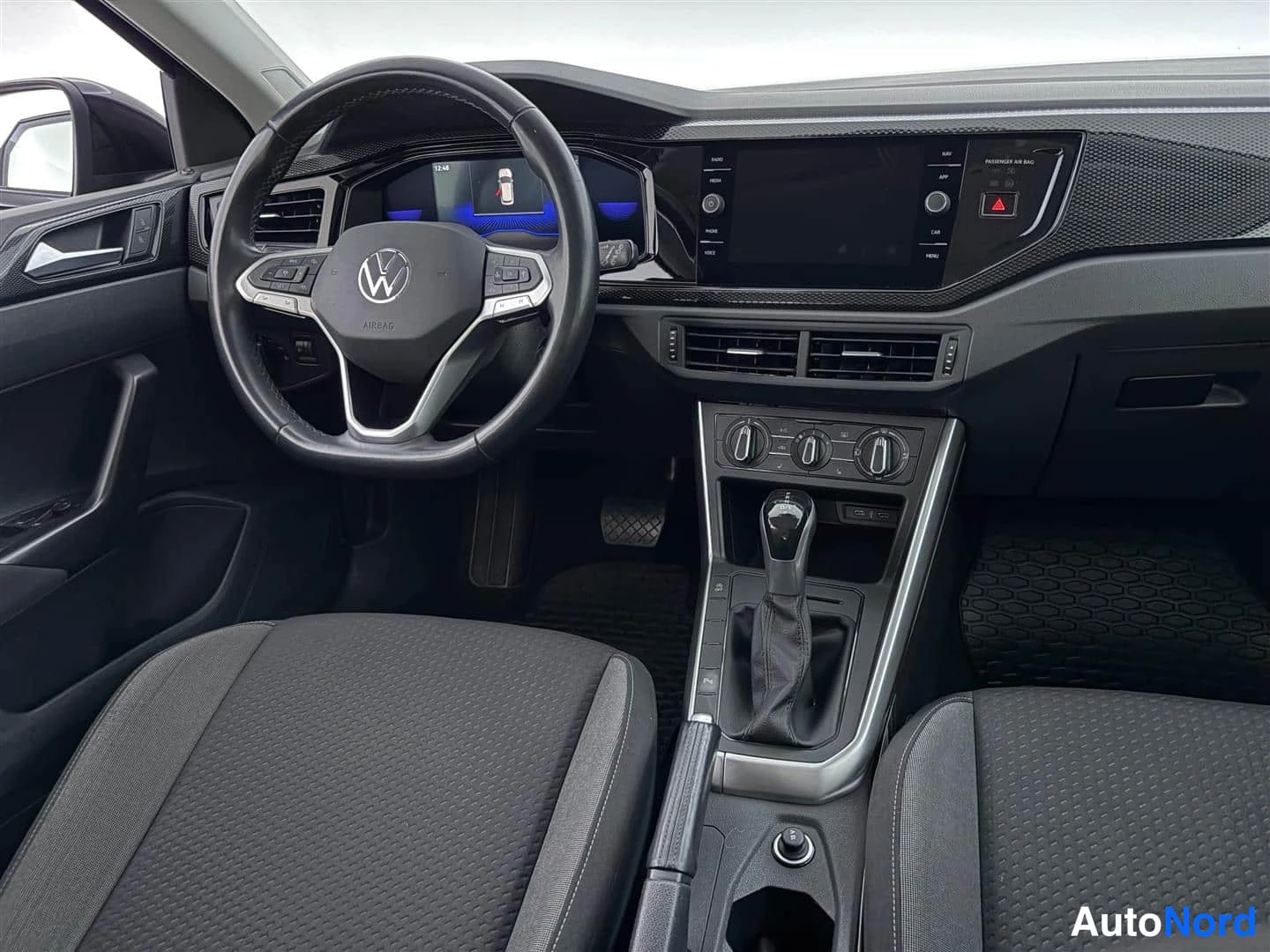 Musta Volkswagen Taigo 2021, ohjaamo, kuva 14