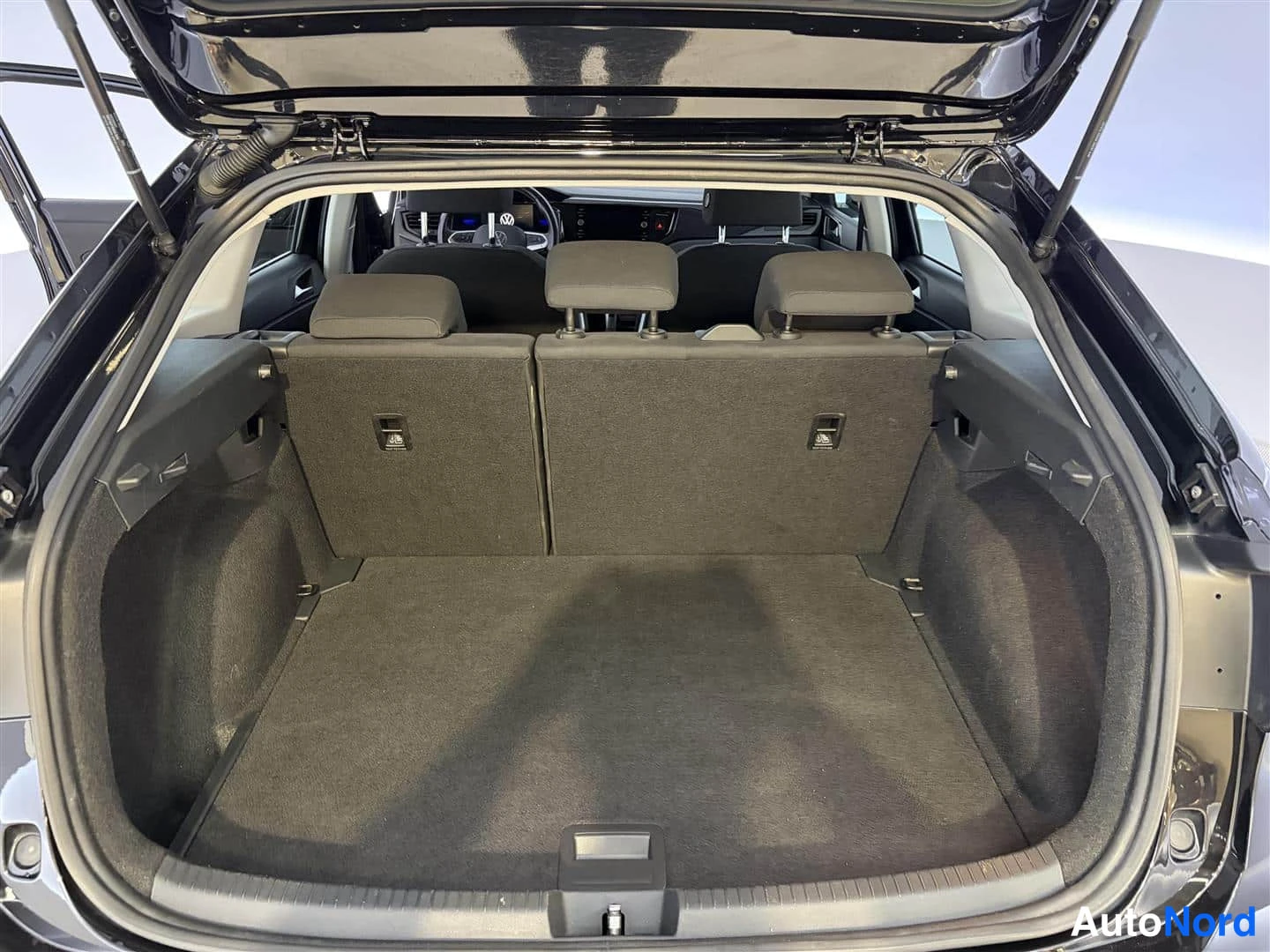 Musta Volkswagen Taigo 2021, tavaratila, kuva 20