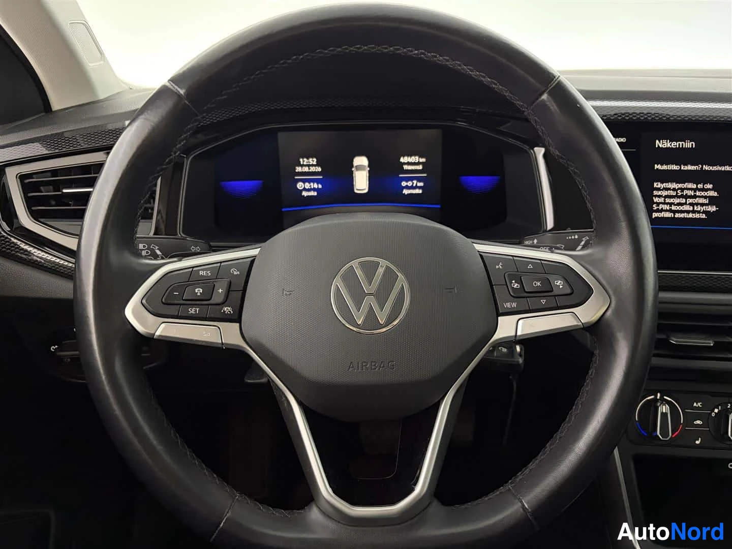 Musta Volkswagen Taigo 2021, ohjaamo, kuva 16