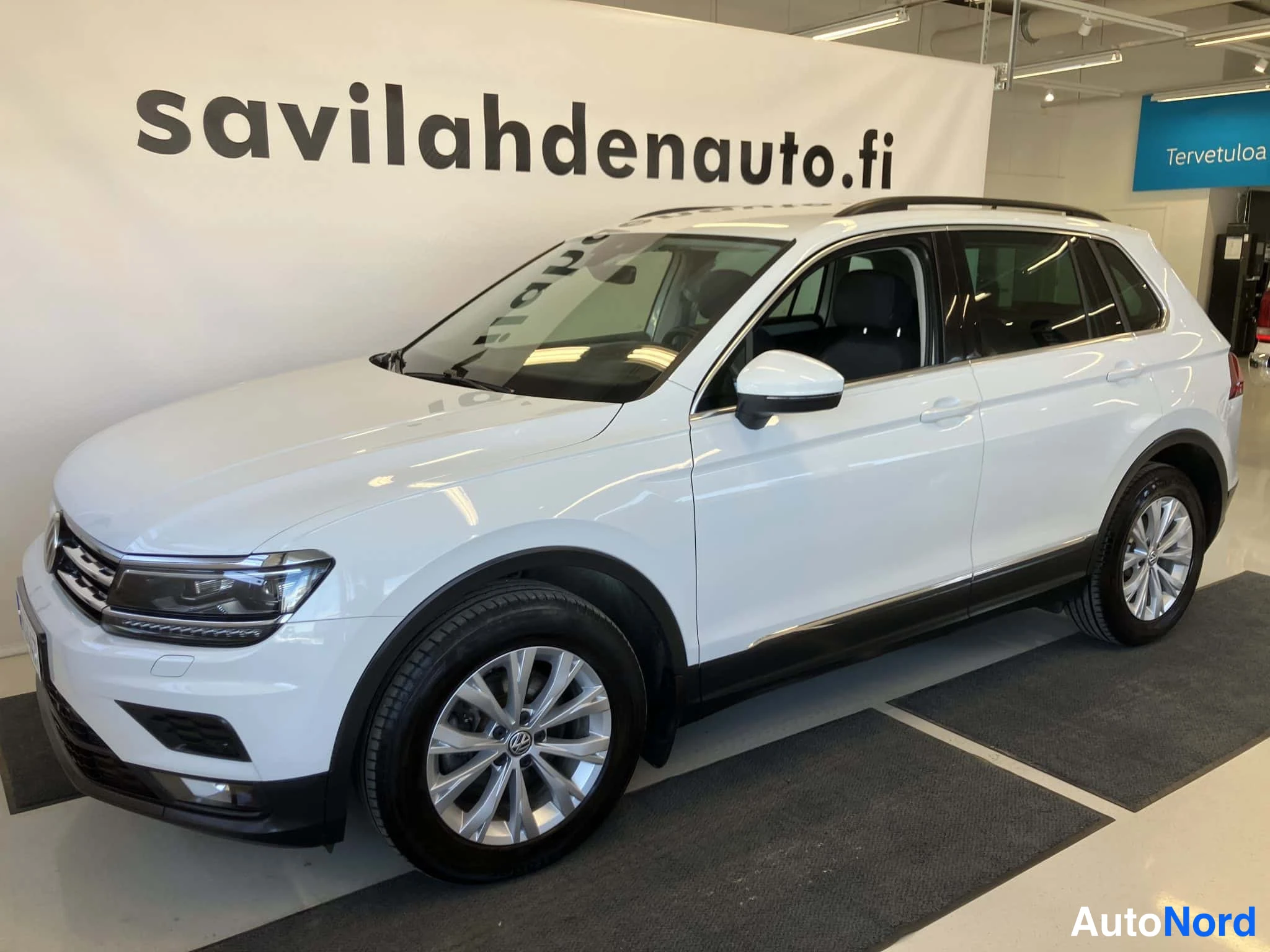 Valkoinen Volkswagen Tiguan 2018, etuviisto, keula vasemmalle, kuva 2