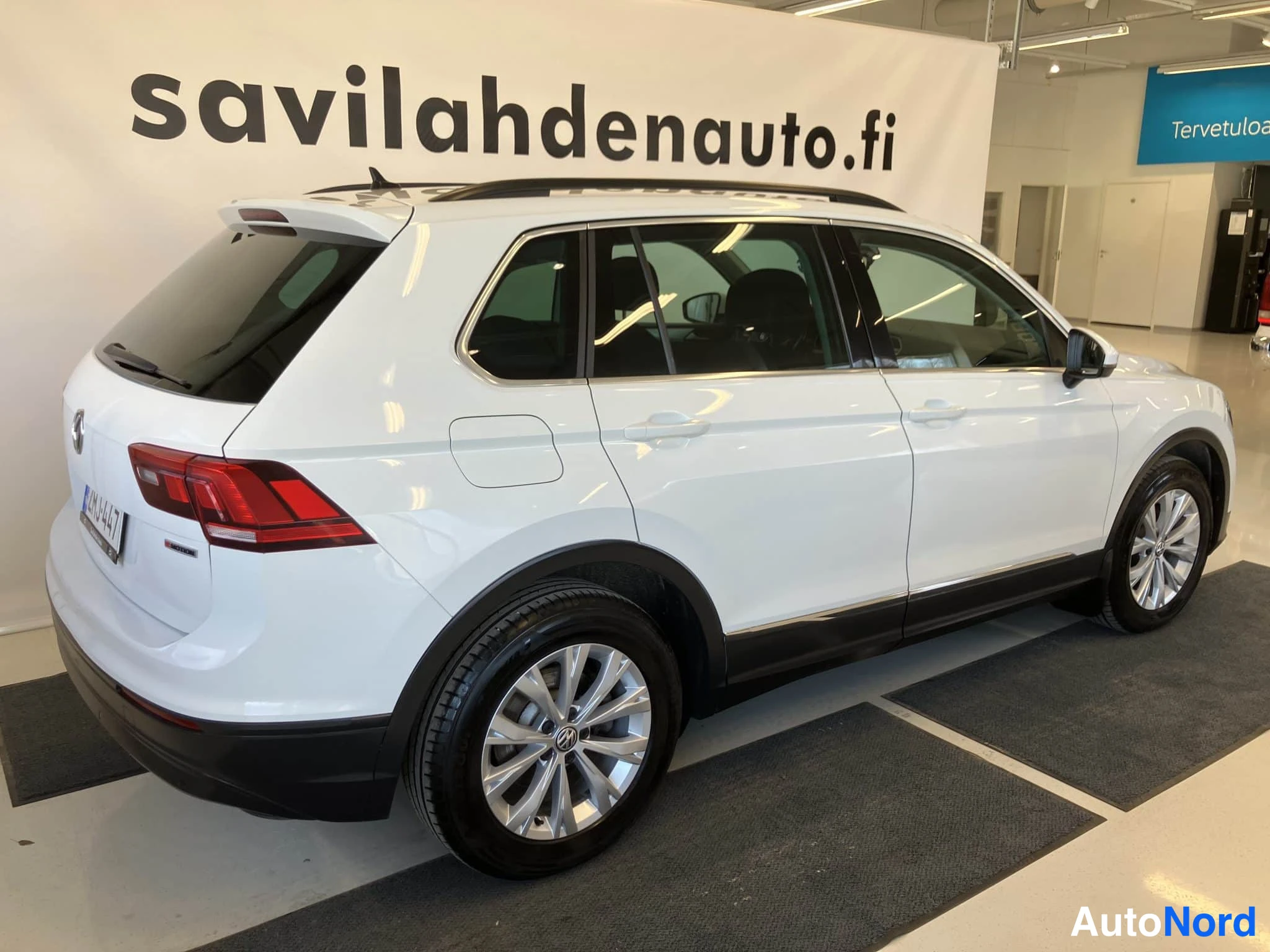Valkoinen Volkswagen Tiguan 2018, takaviisto, kuva 7