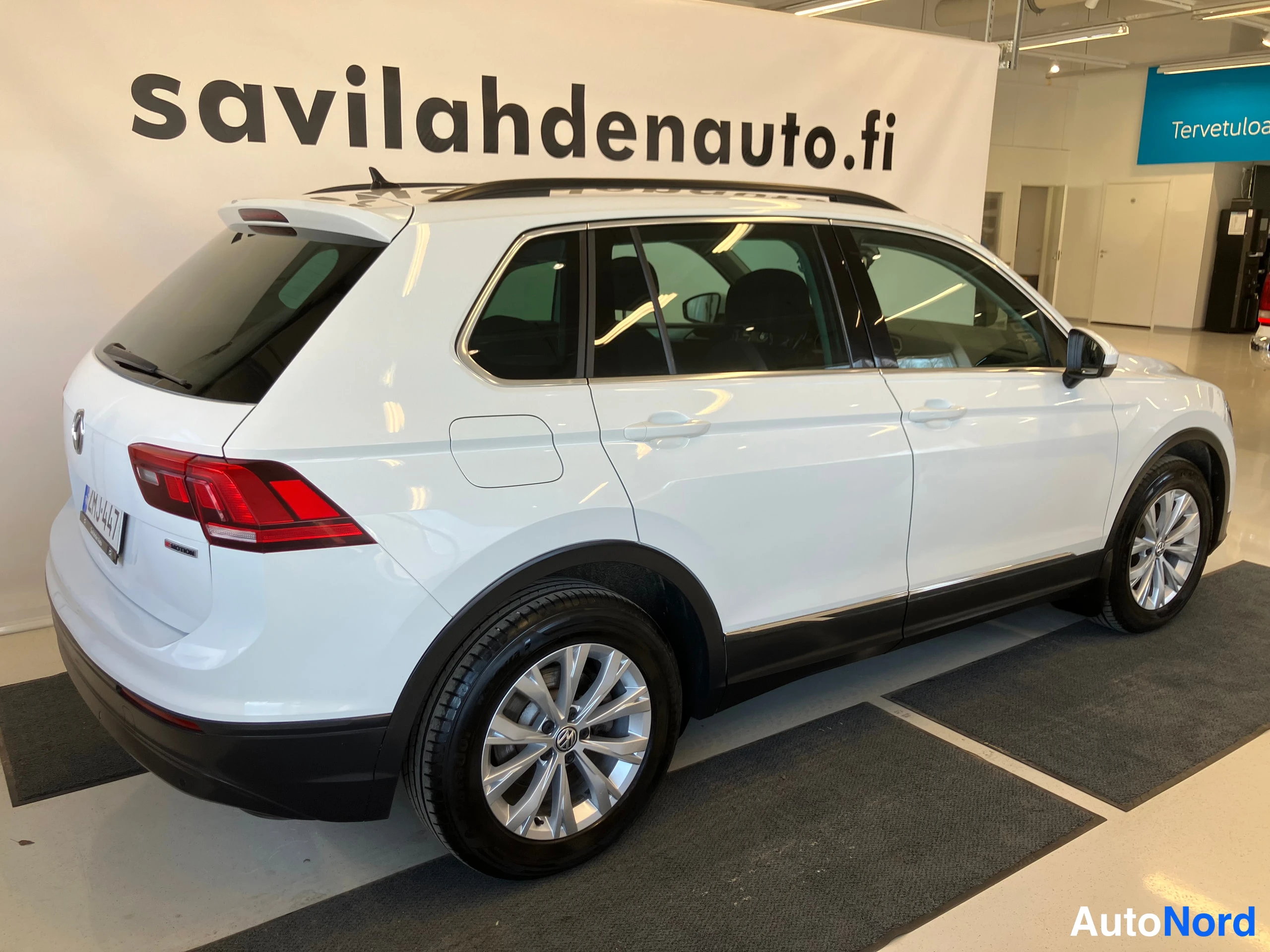 Valkoinen Volkswagen Tiguan 2018, takaviisto, kuva 8
