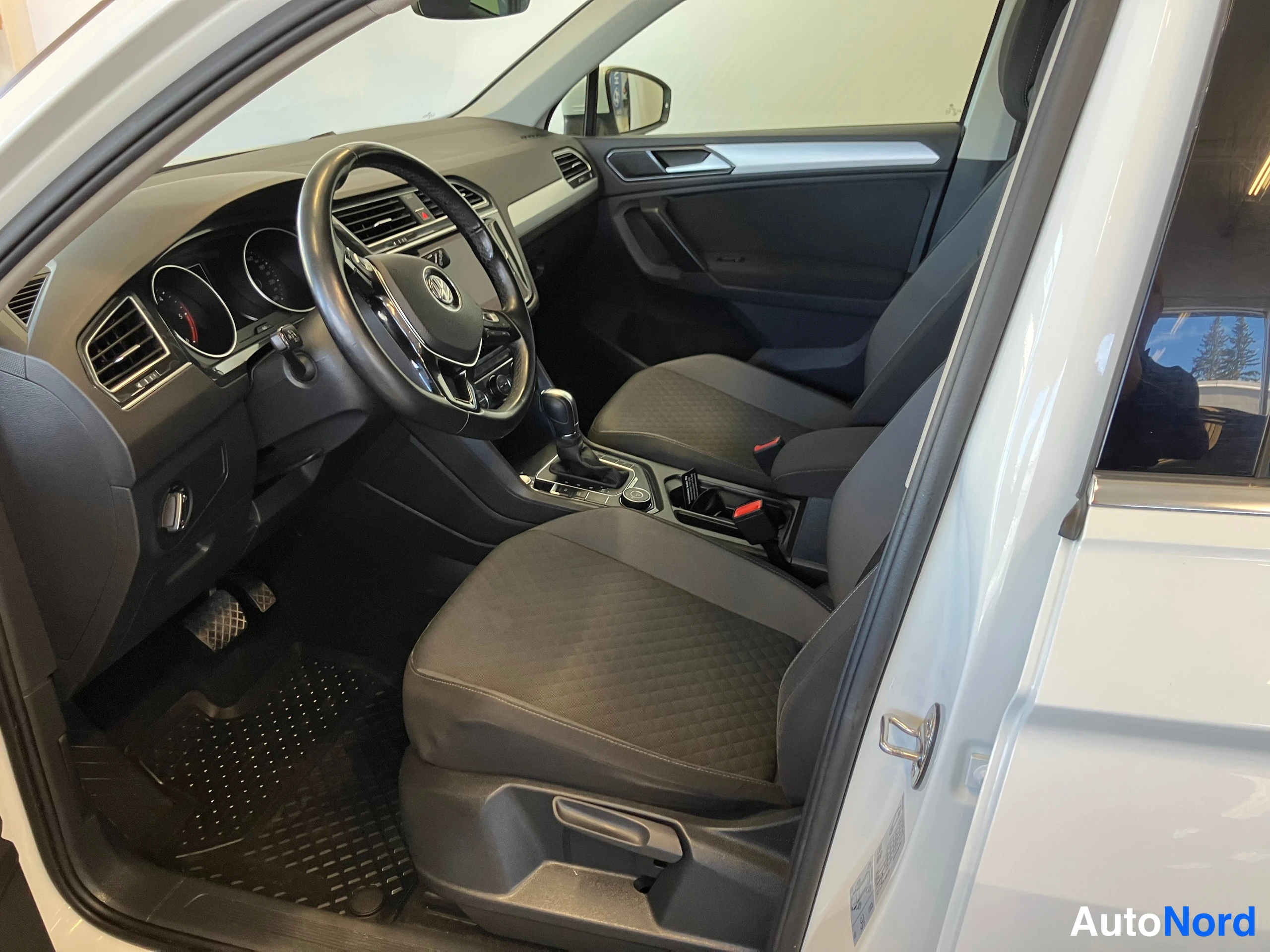 Valkoinen Volkswagen Tiguan 2018, ohjaamo, kuva 14