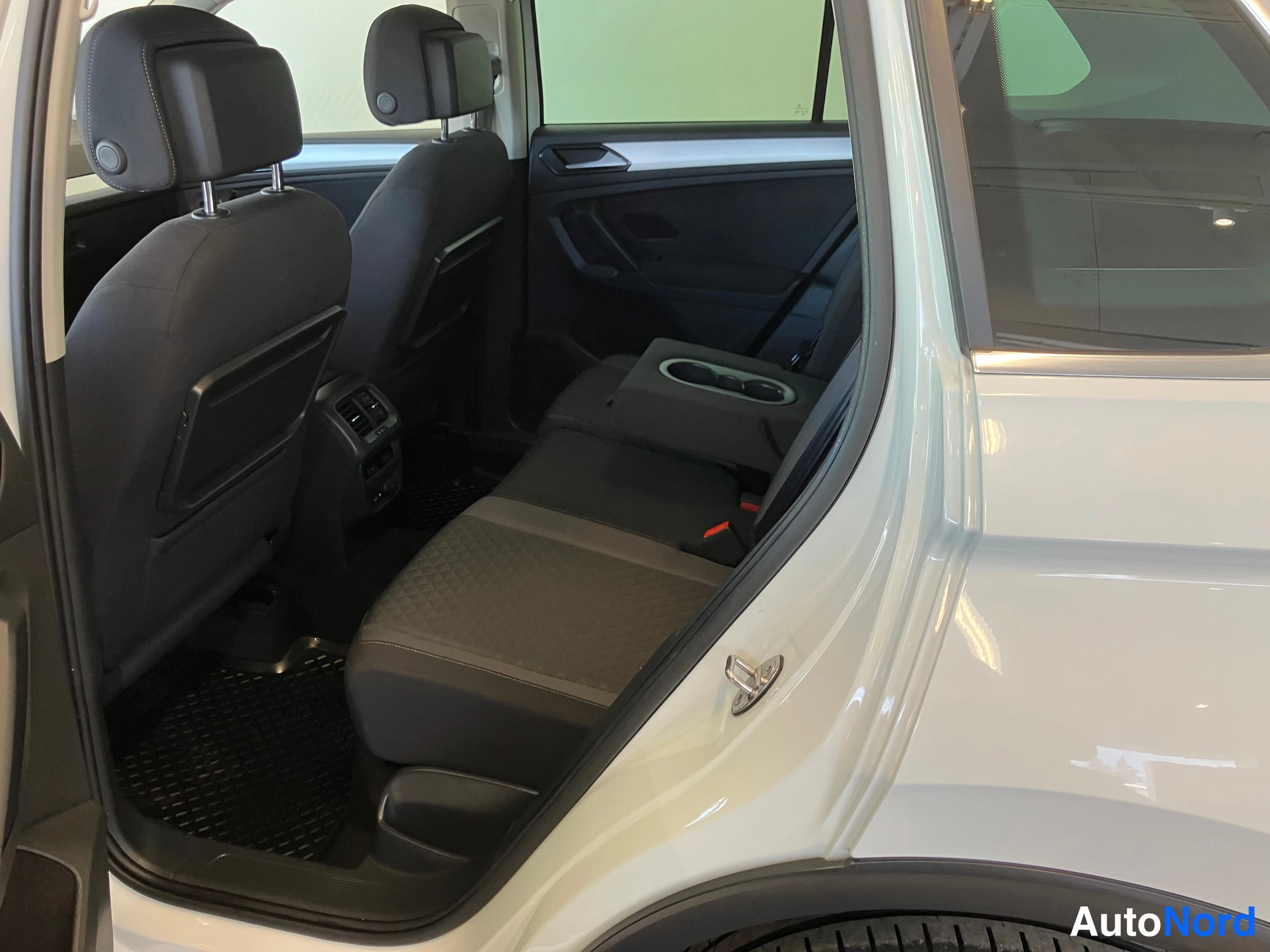 Valkoinen Volkswagen Tiguan 2018, takaistuimet, kuva 16
