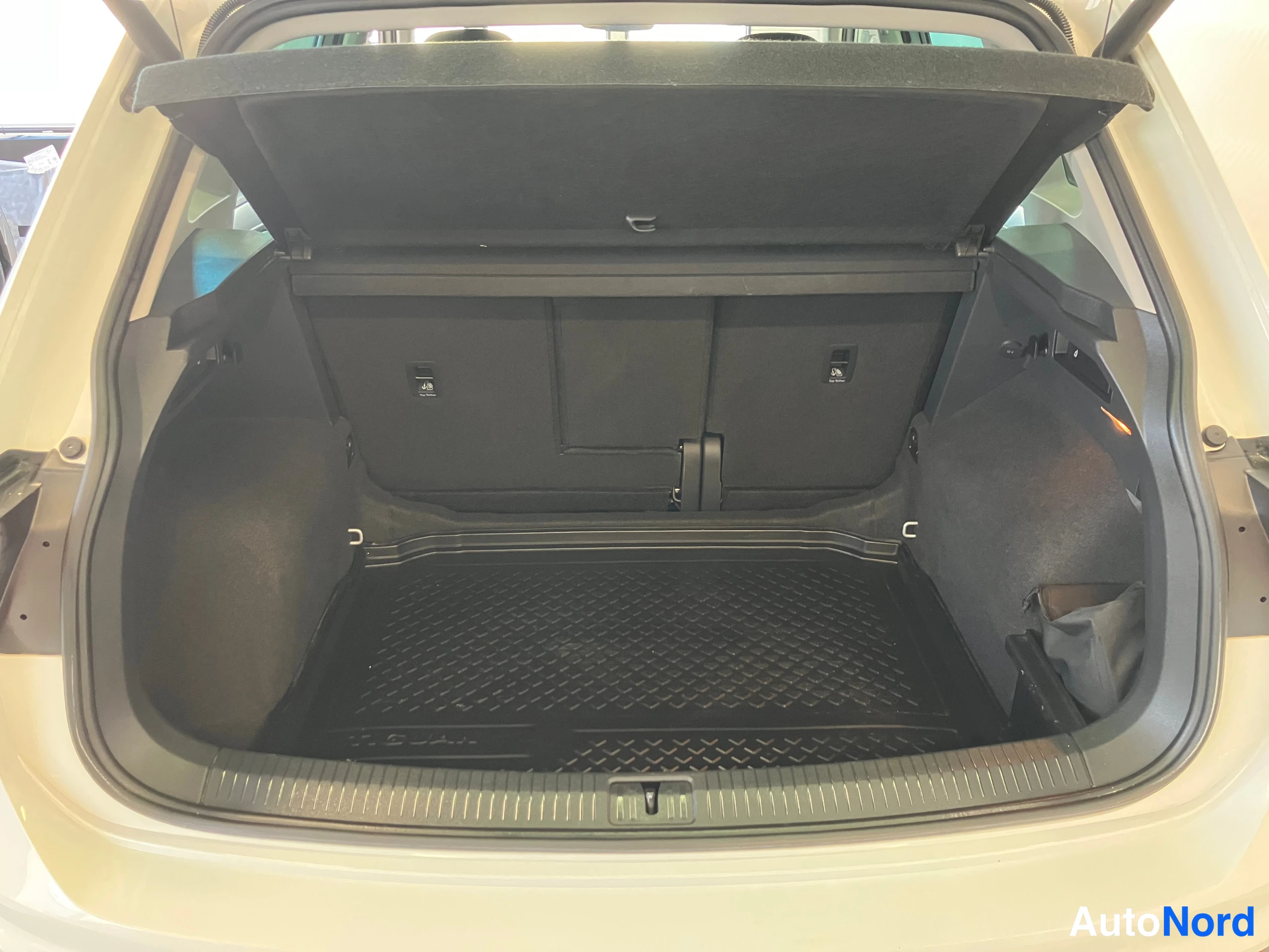 Valkoinen Volkswagen Tiguan 2018, tavaratila, kuva 17