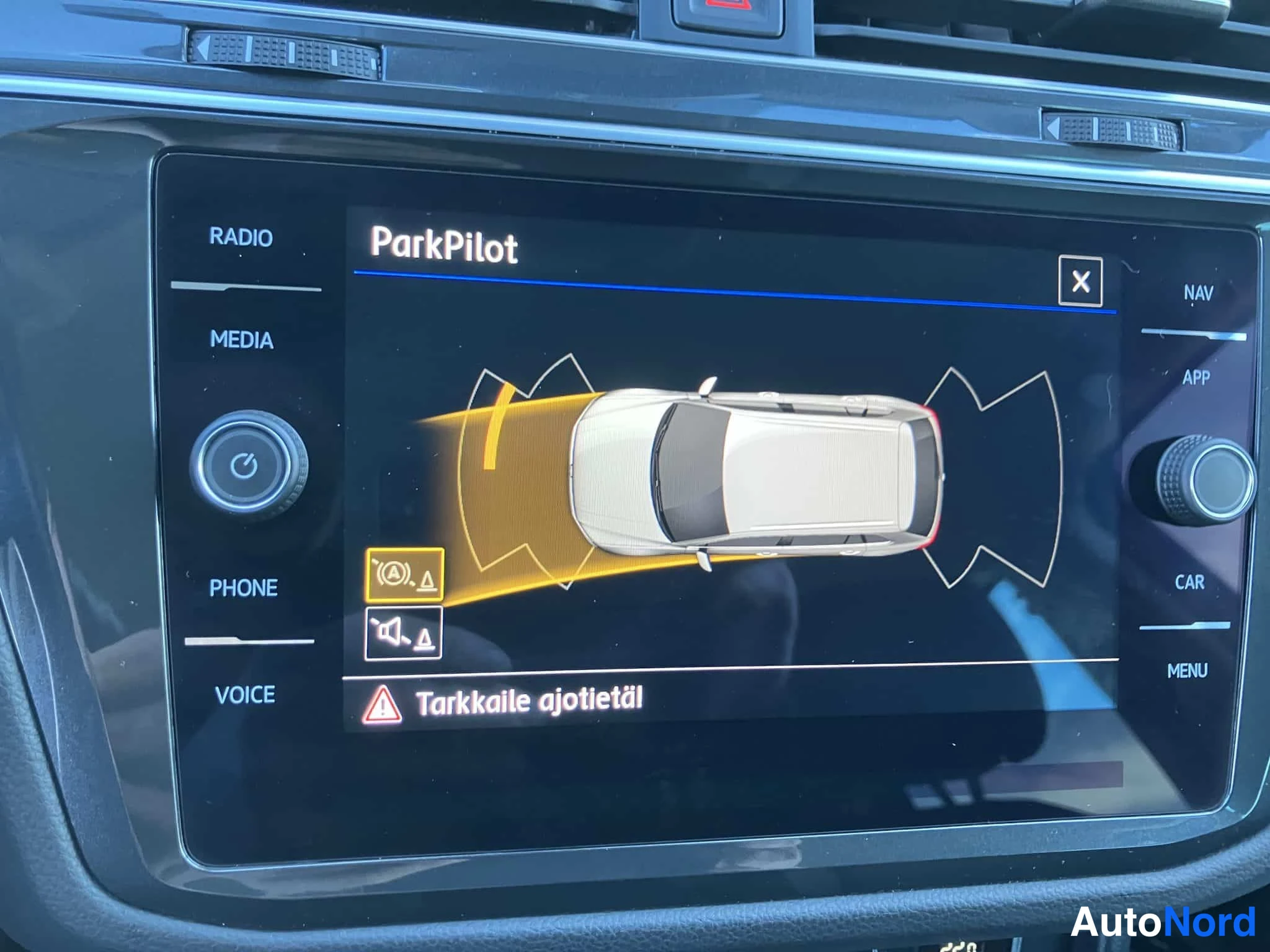 Valkoinen Volkswagen Tiguan 2018, yksityiskohta, kuva 23